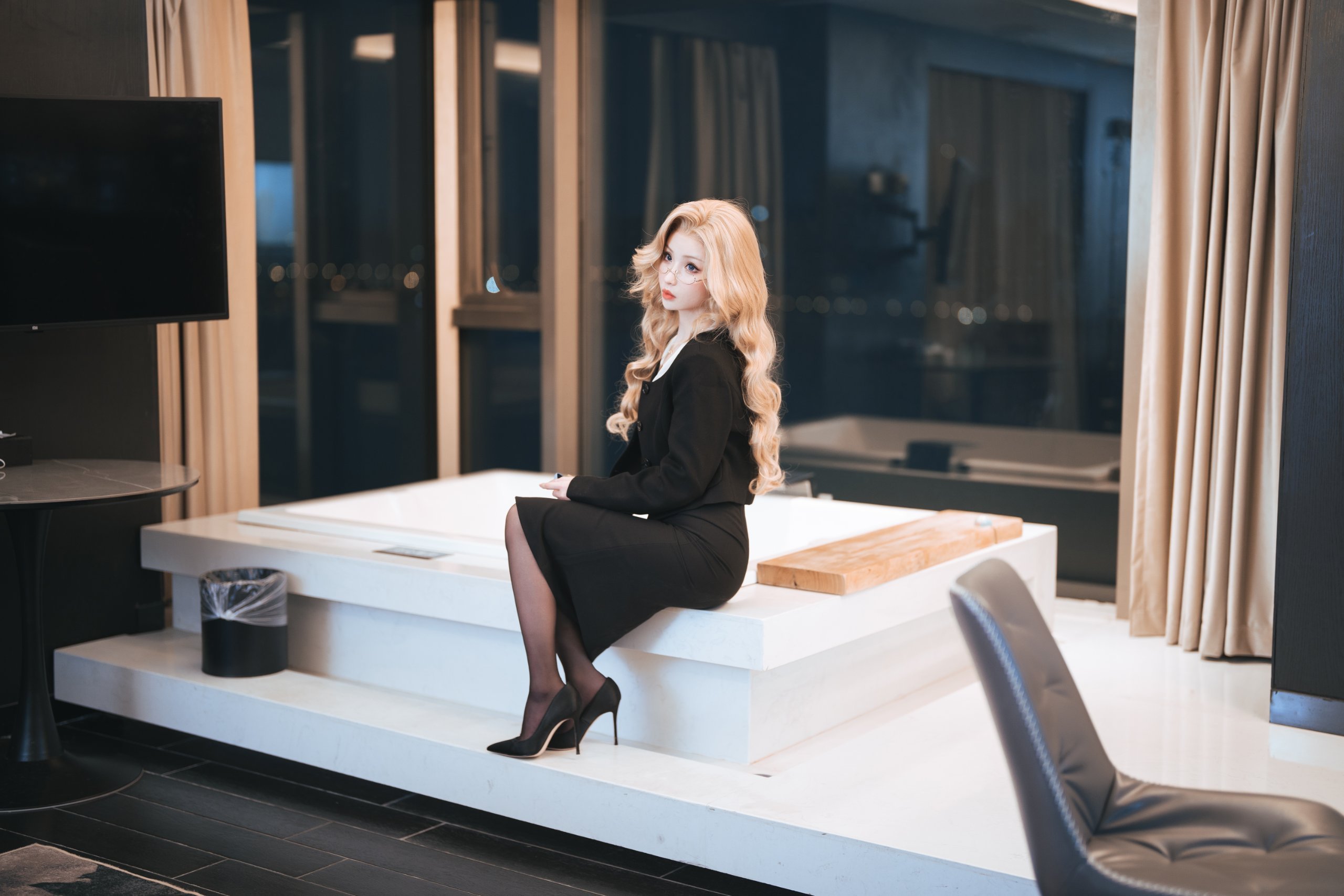 Rioko Liangliangzi - Blonde Female CEO