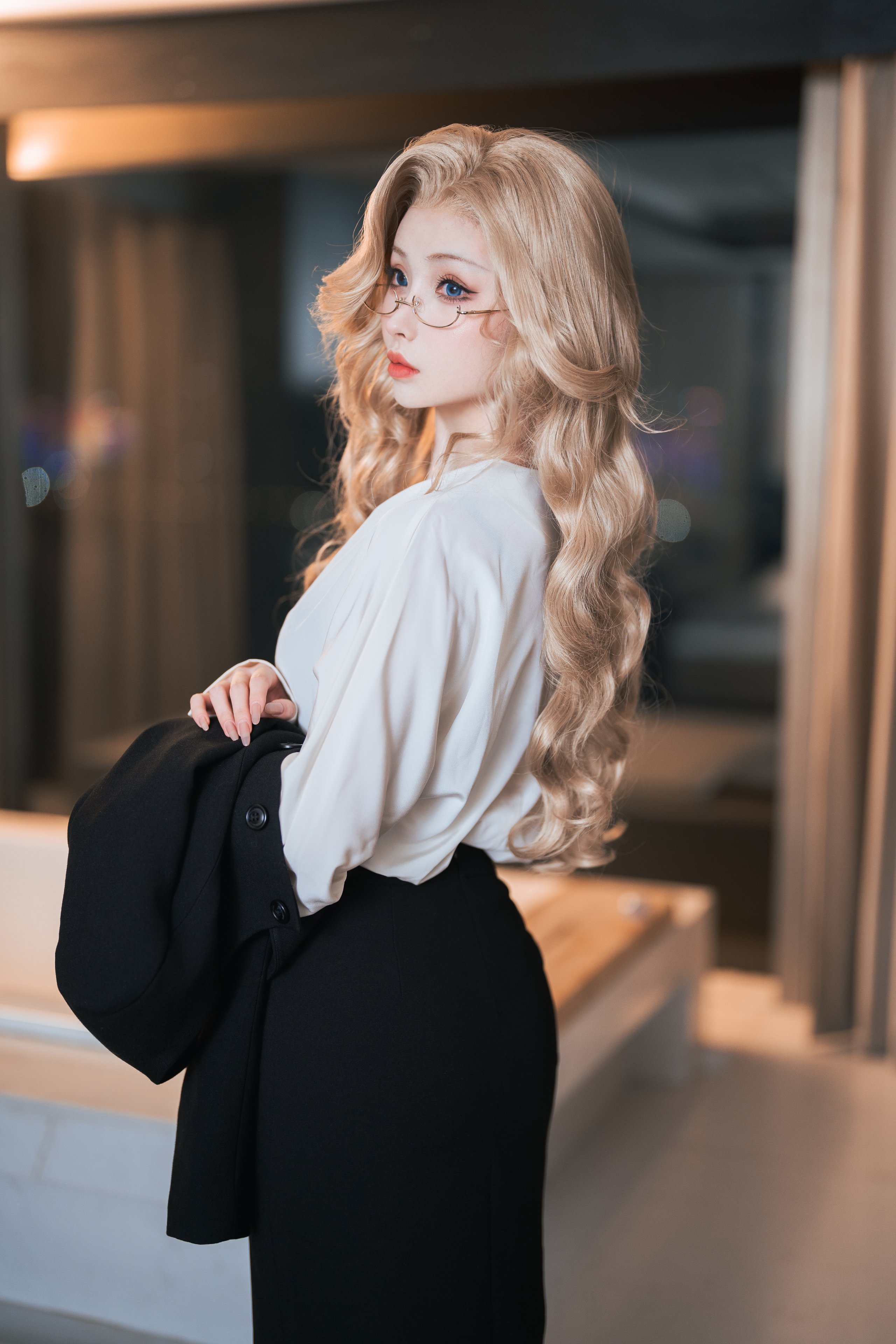 Rioko Liangliangzi - Blonde Female CEO