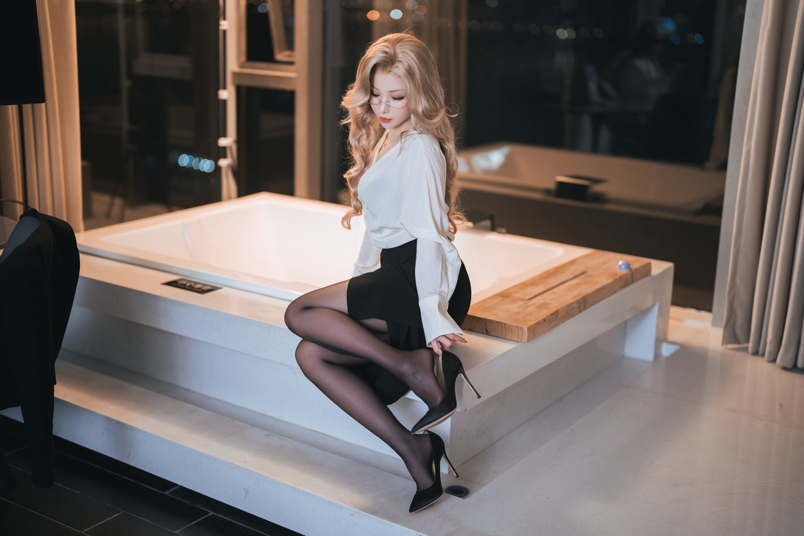 Rioko Lương Lương Tử - Nữ tổng giám đốc tóc vàng