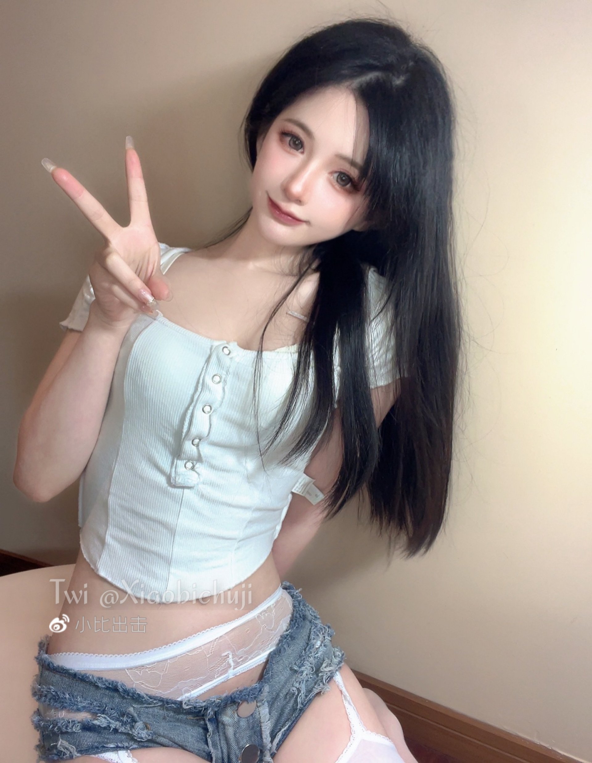倦倦喵 – 吊带白丝