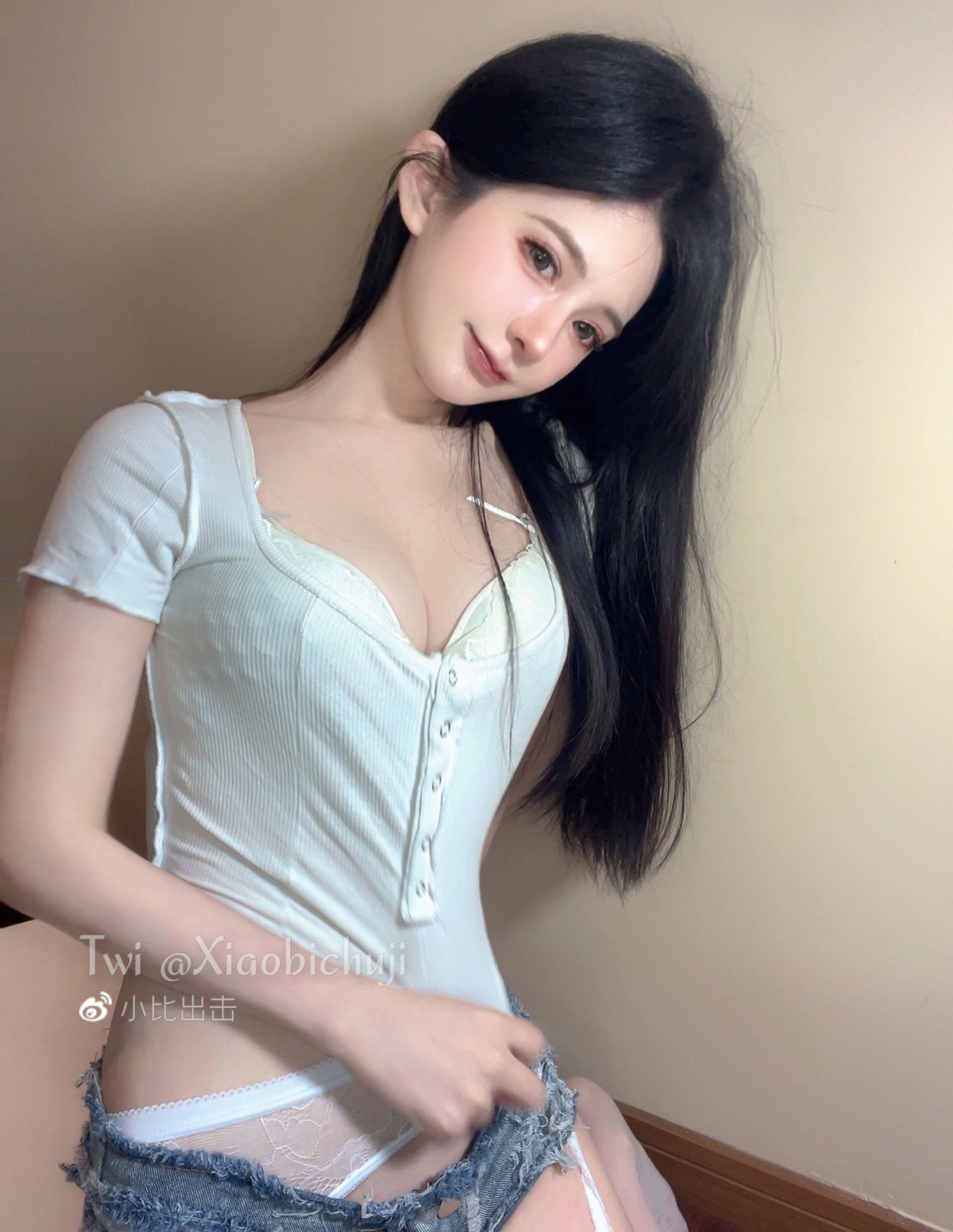倦倦喵 – 吊带白丝