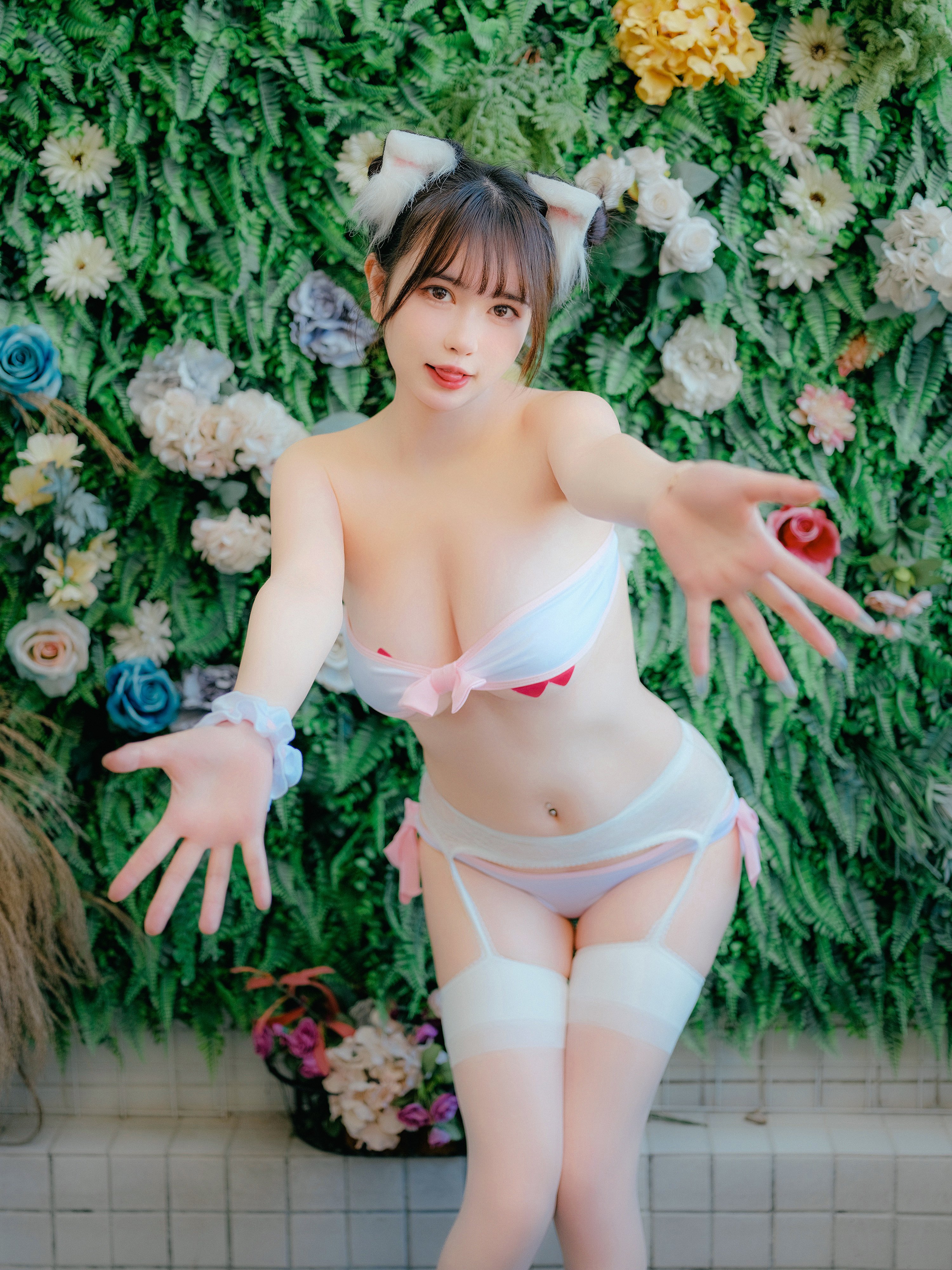 ติ娜ช่างเซ็กซี่มากเลย - แฟนสาวแมวสวมถุงน่องแขวนสายสีชมพู