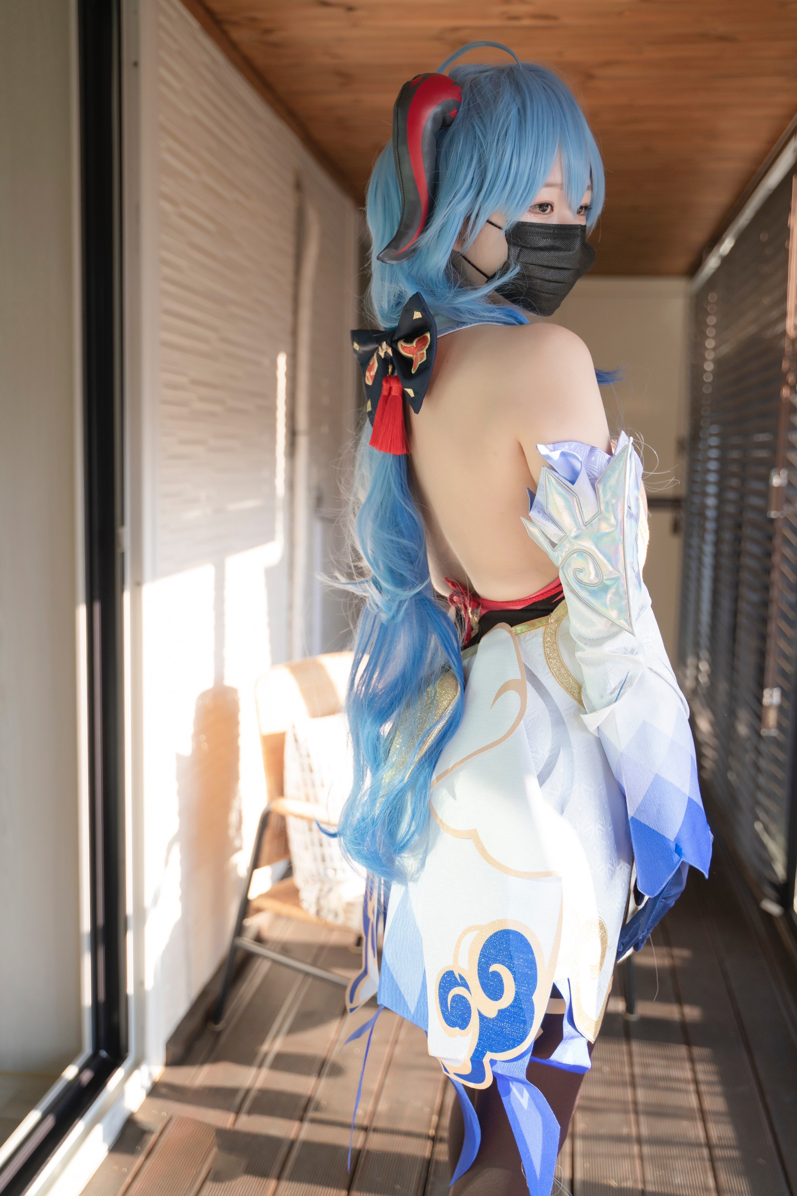 Eve cosplays Ganyu.