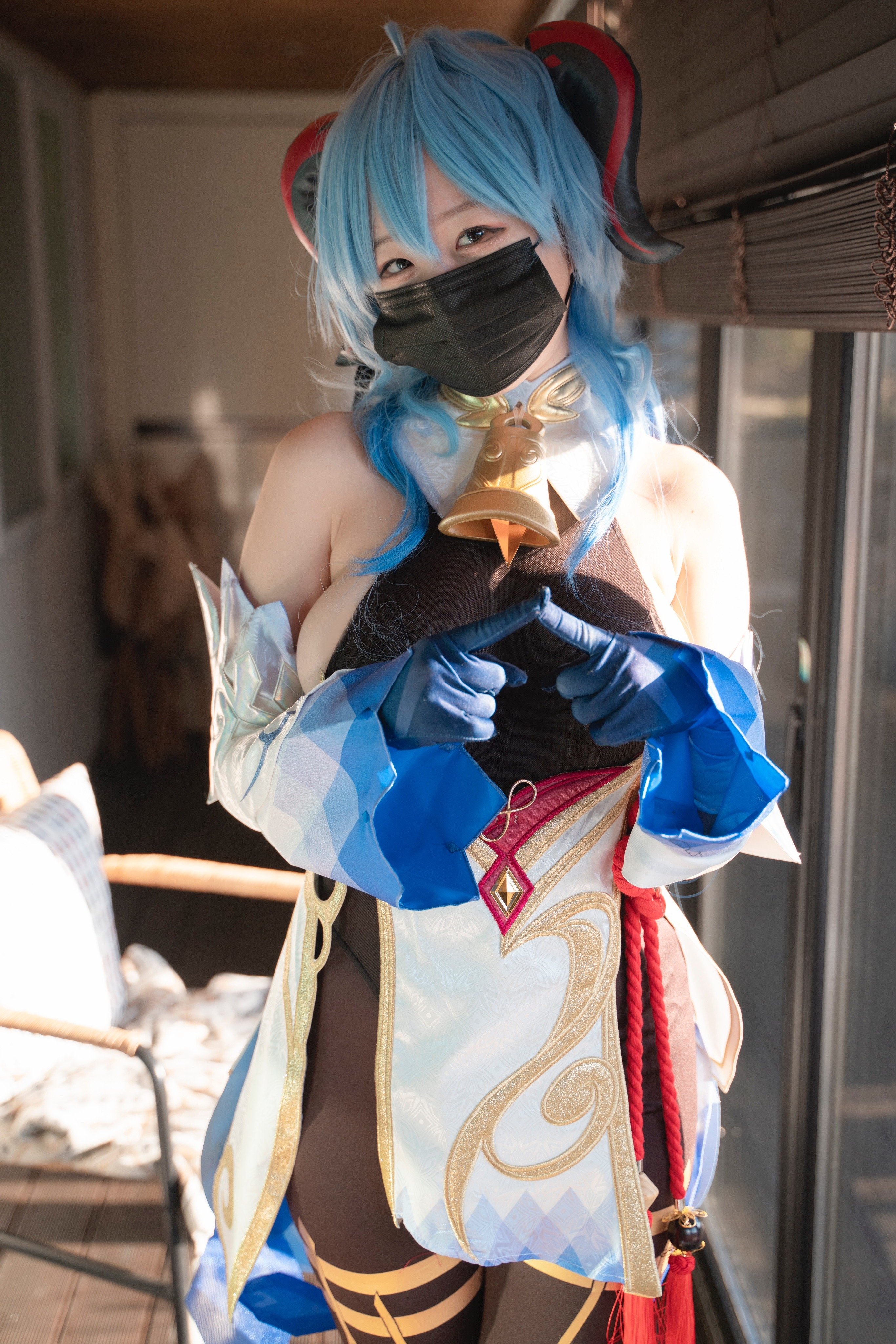 Eve cosplays Ganyu.