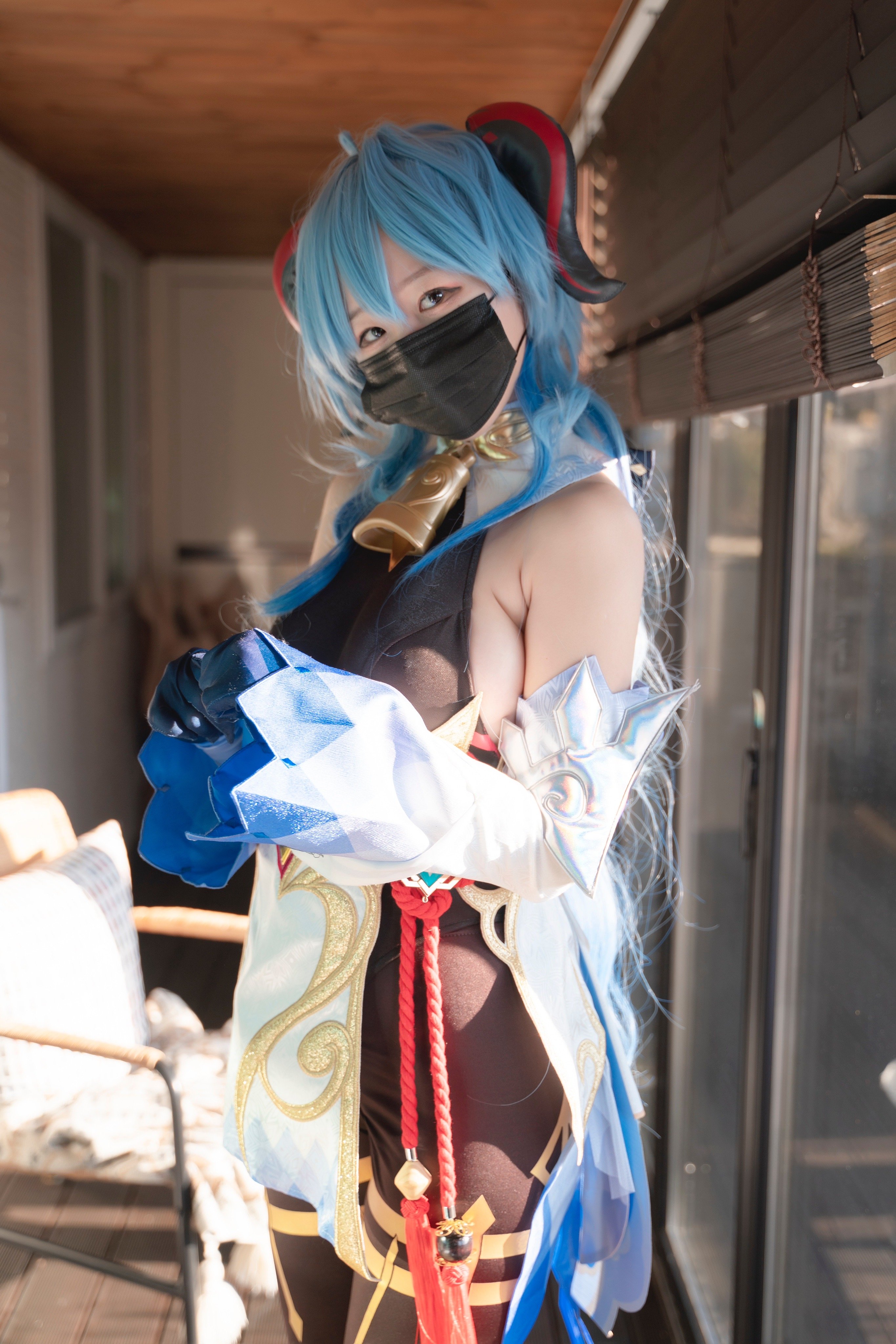 Eve cosplays Ganyu.