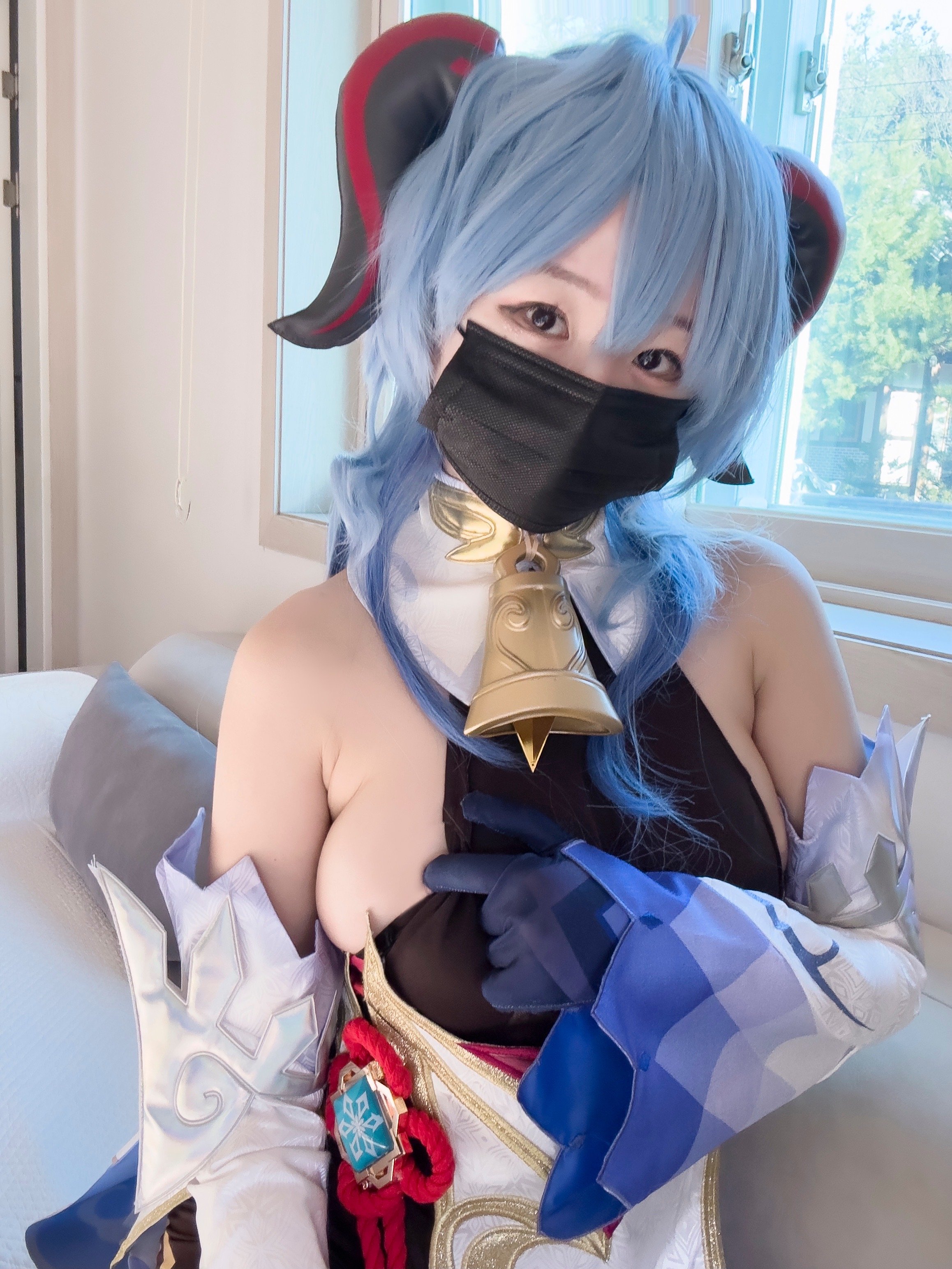 Eve cosplays Ganyu.