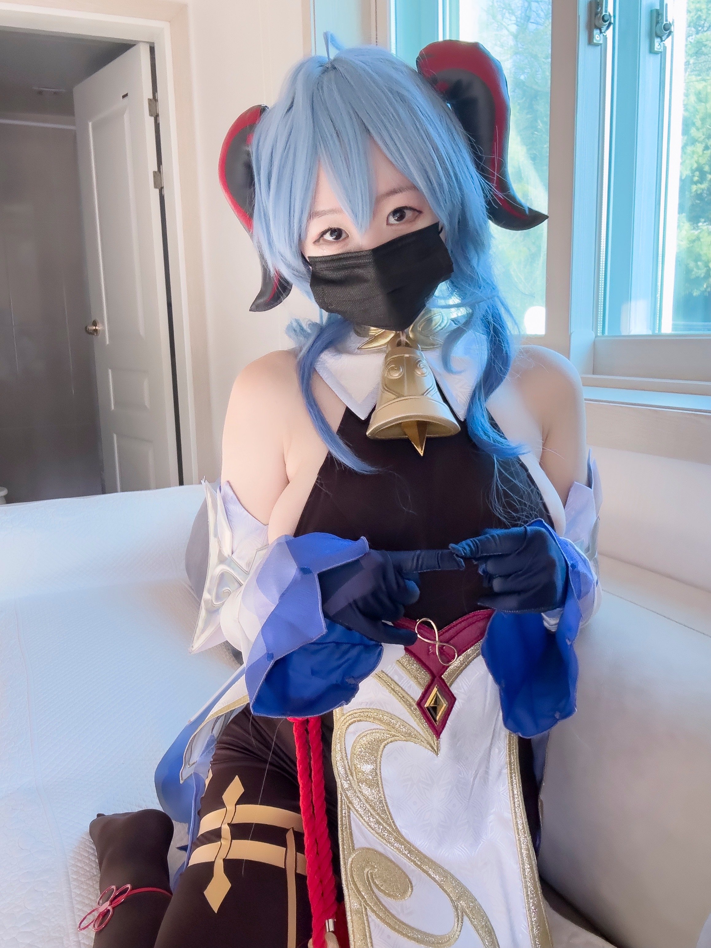 Eve cosplays Ganyu.