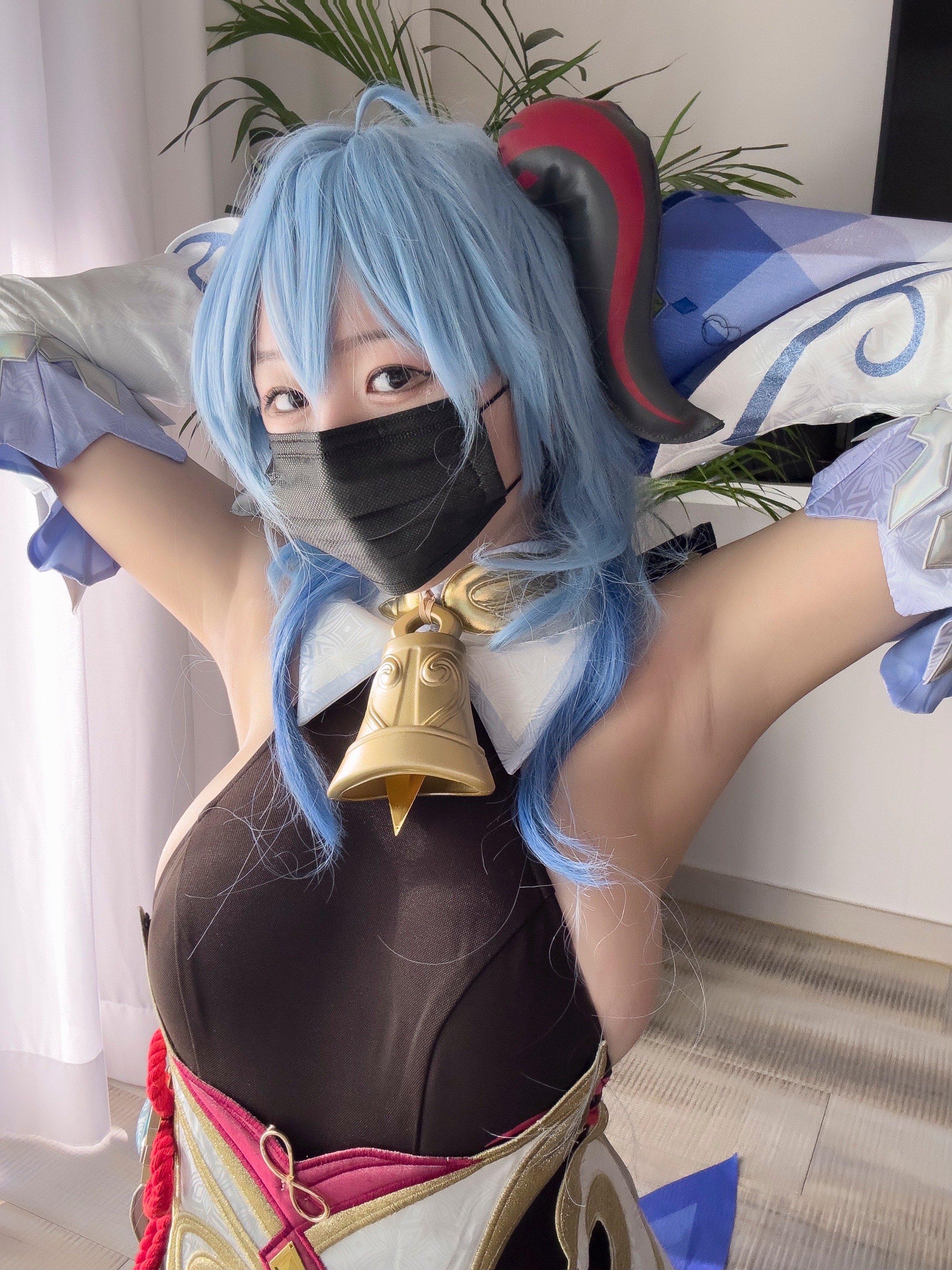 Eve cosplays Ganyu.