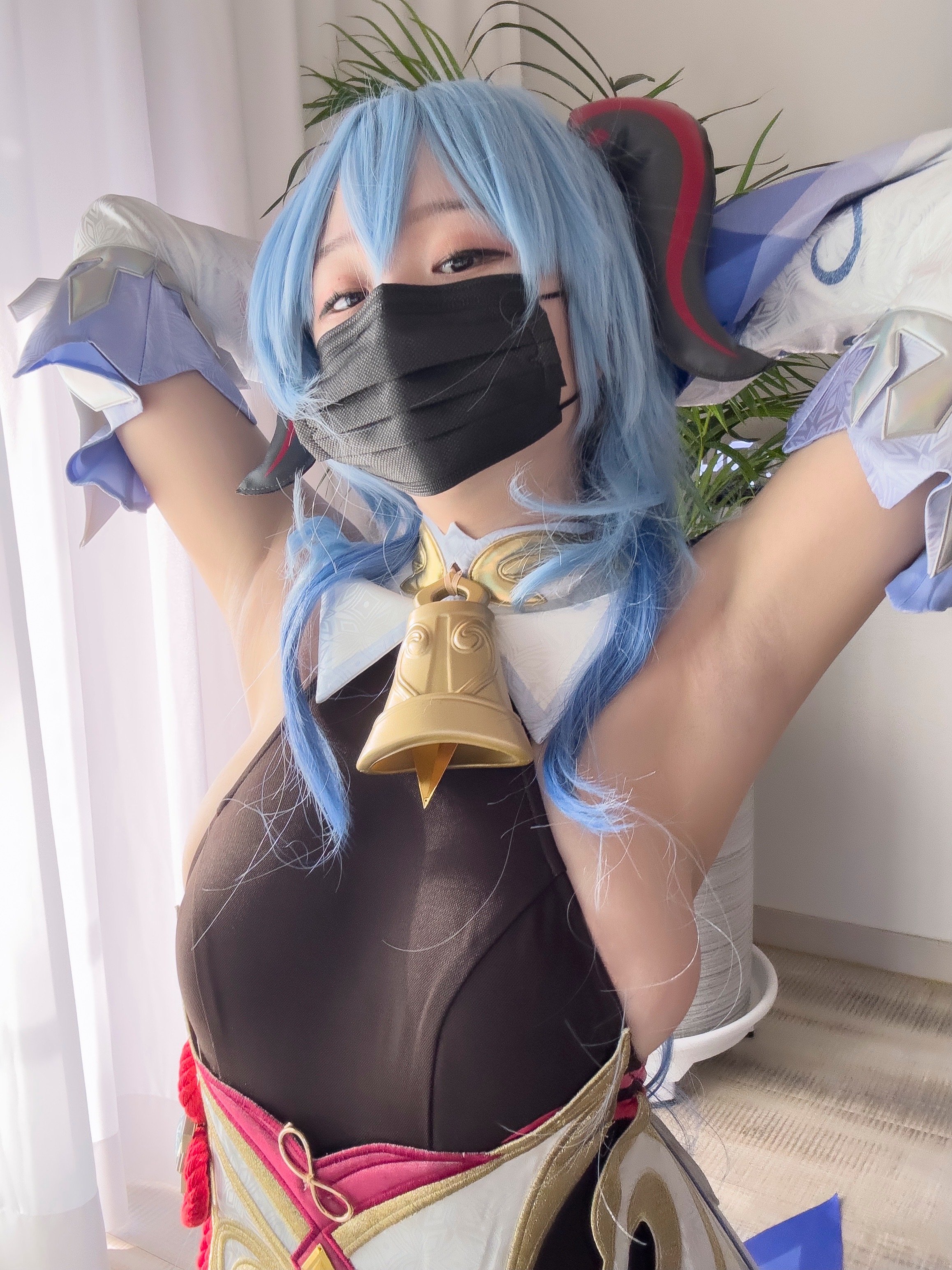 Eve cosplays Ganyu.