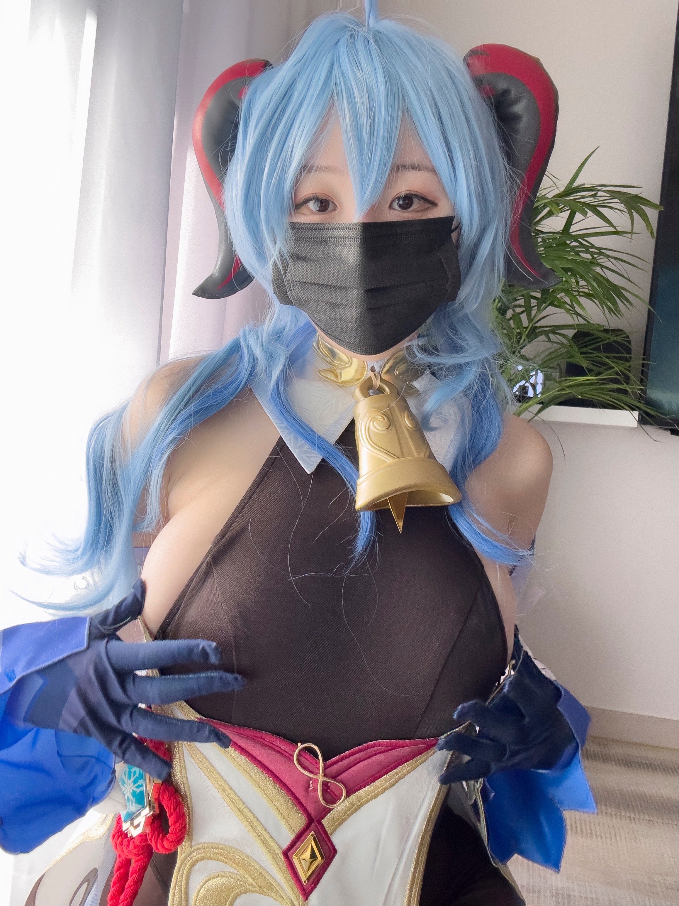 Eve cosplays Ganyu.