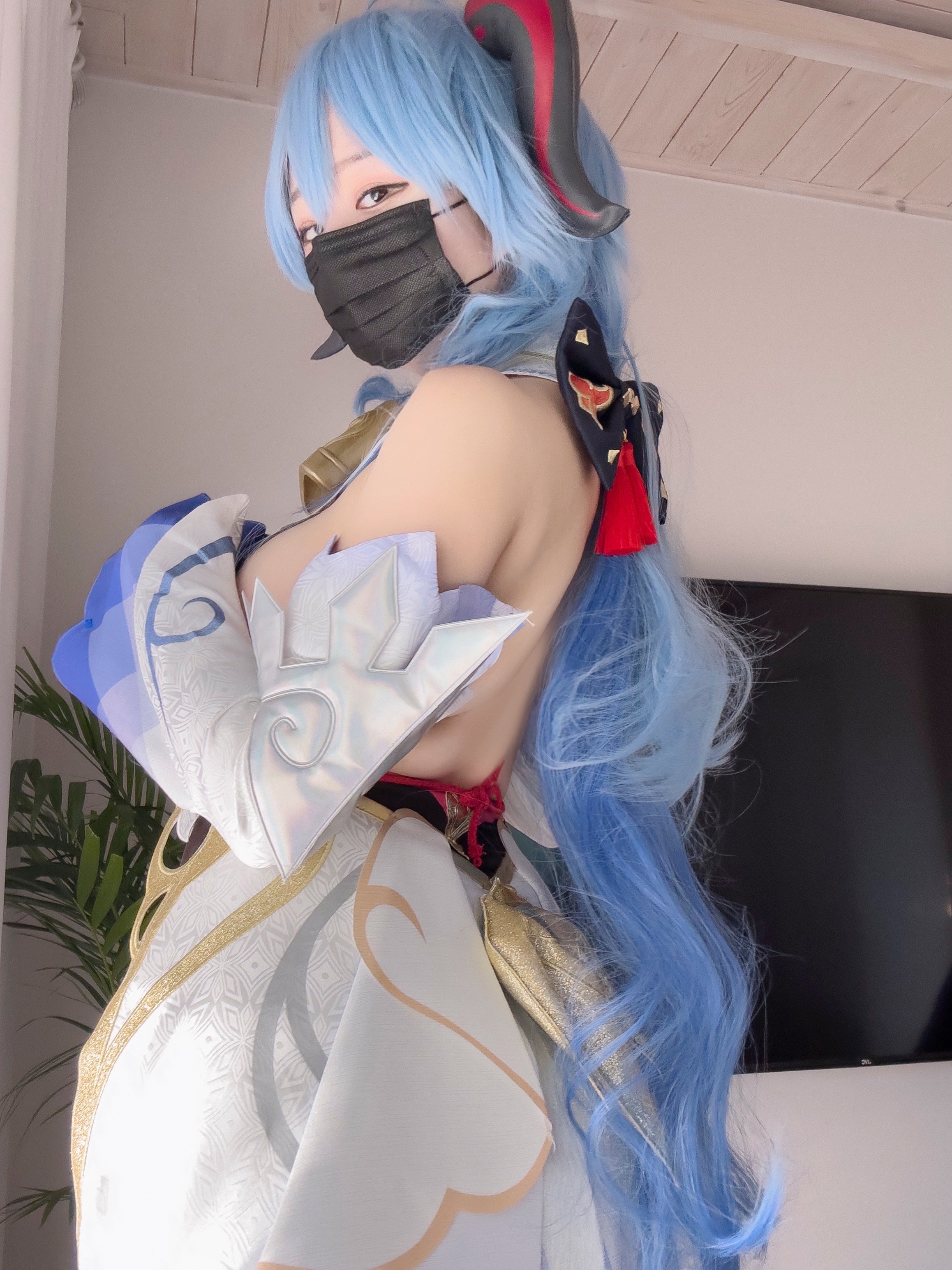 Eve cosplays Ganyu.