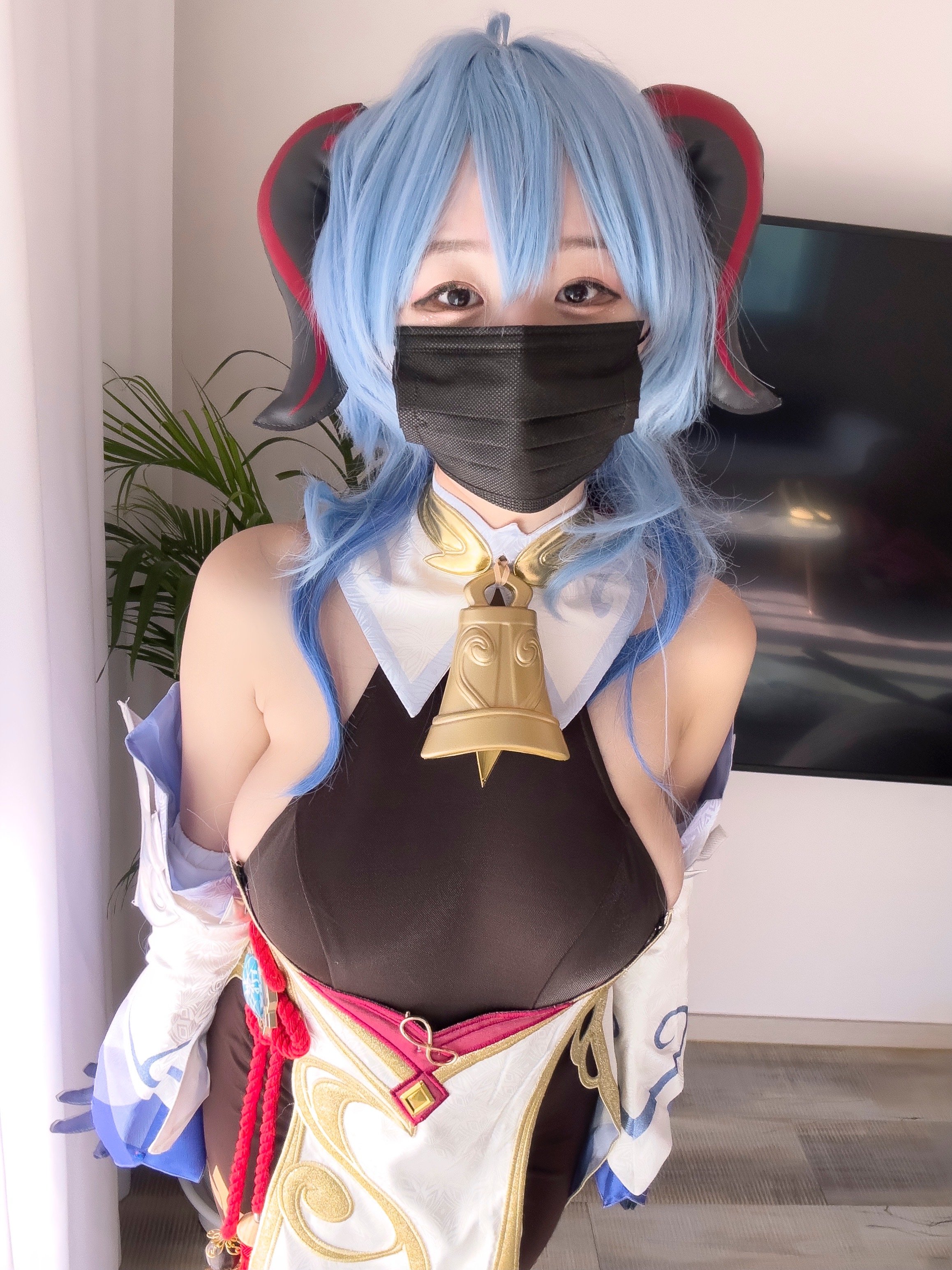 Eve cosplays Ganyu.