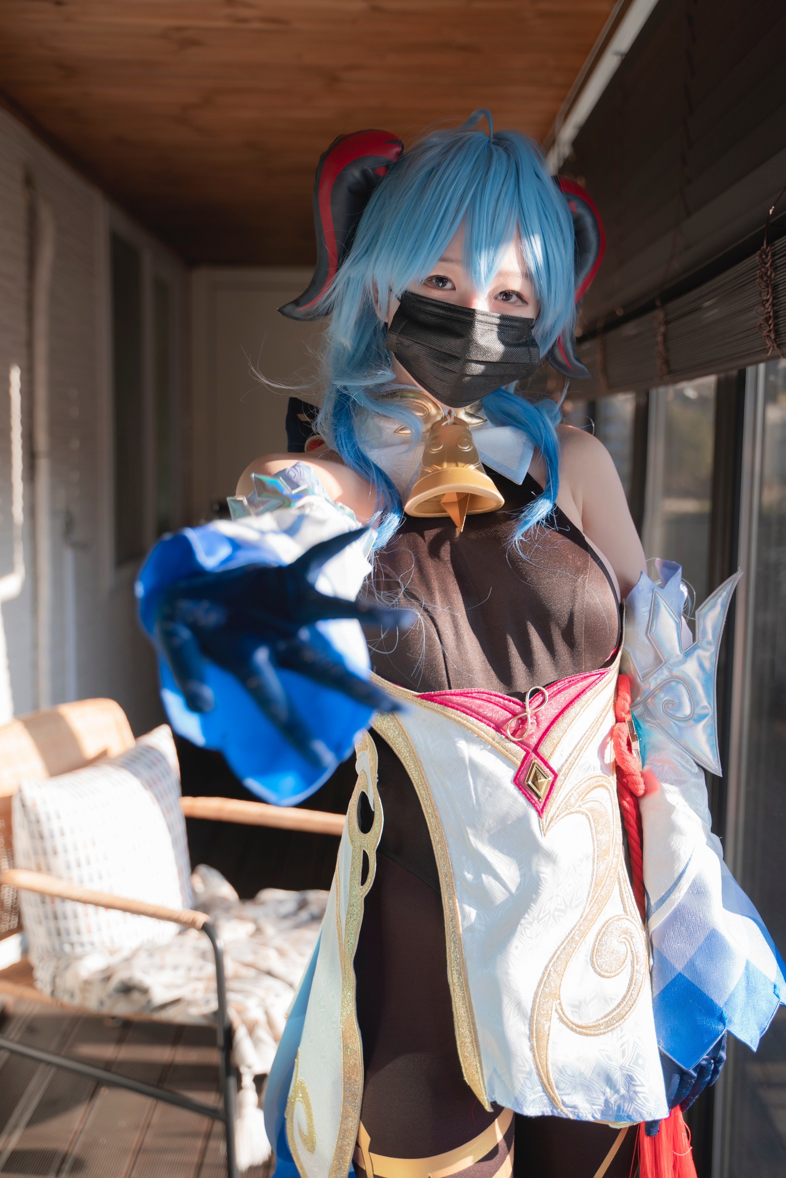 Eve cosplays Ganyu.