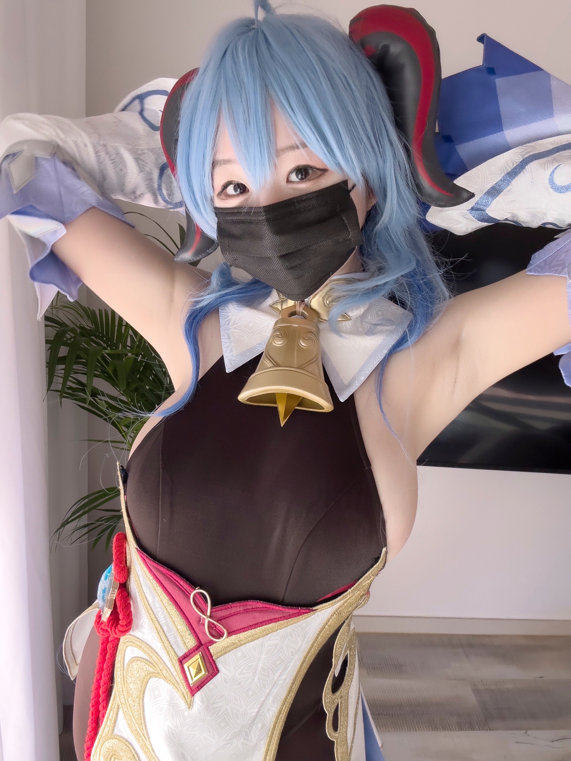 Eve cosplays Ganyu.
