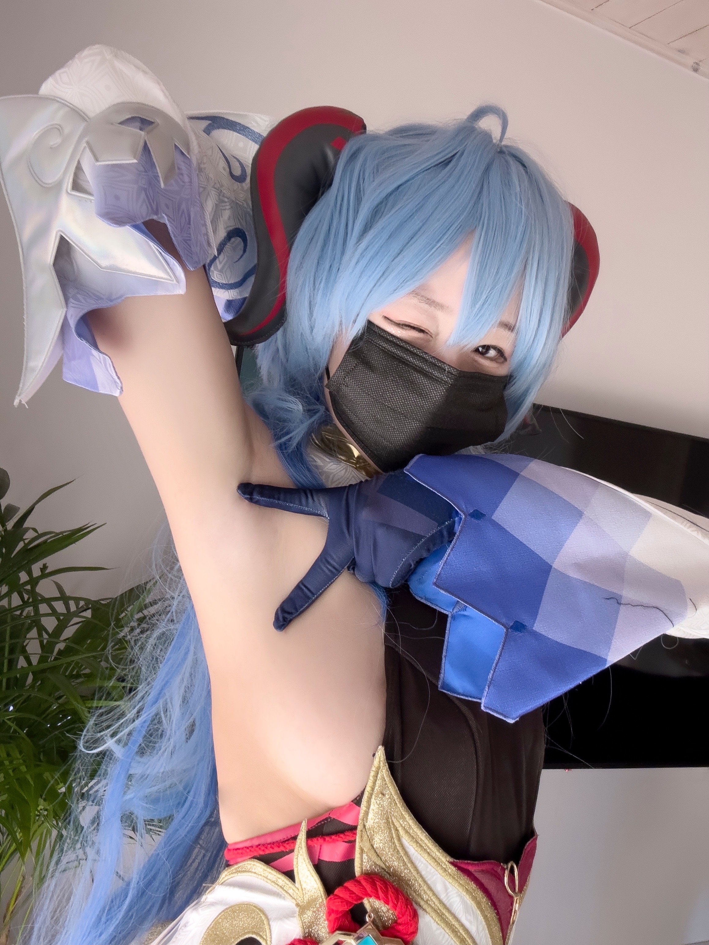 Eve cosplays Ganyu.