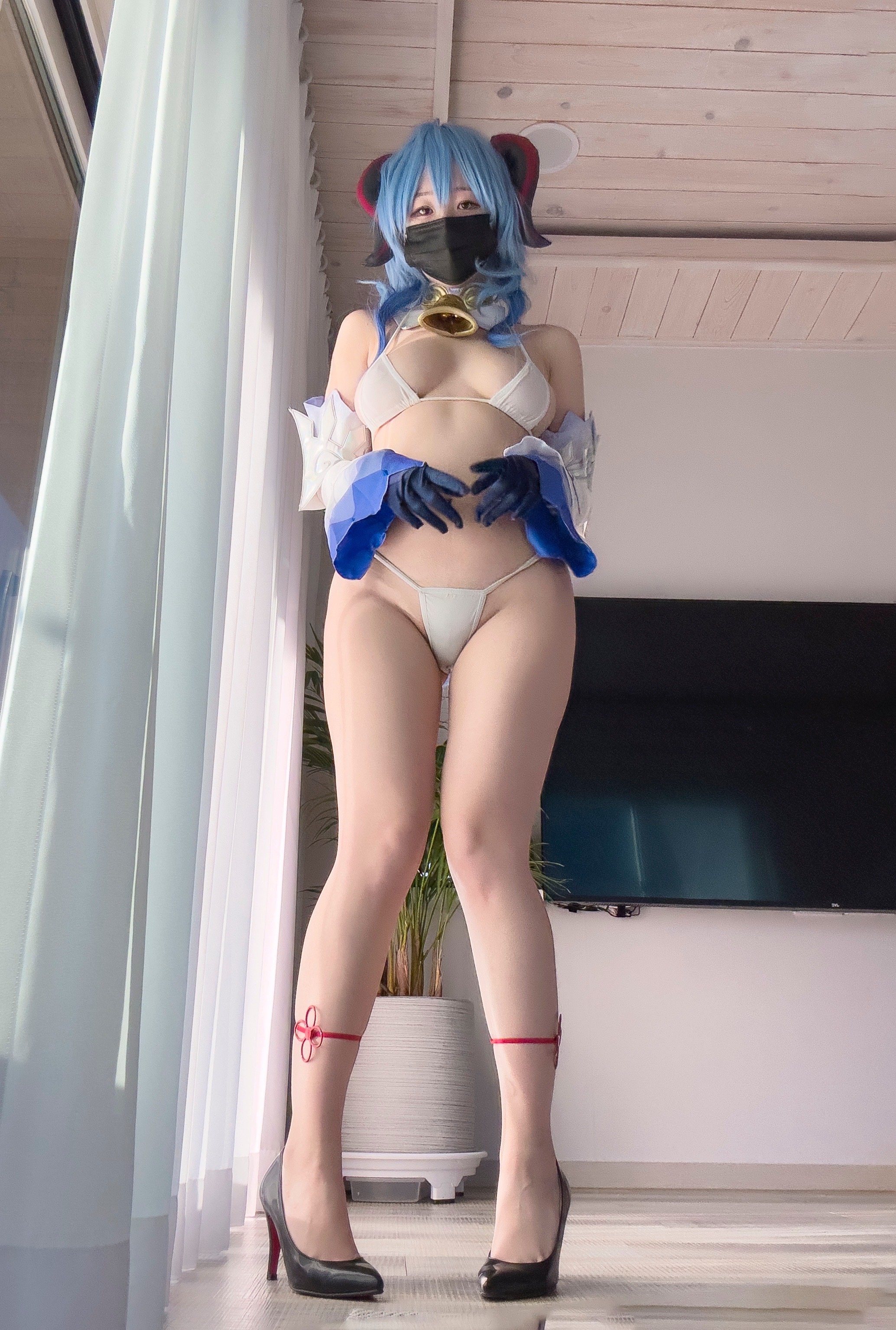 Eve cosplays Ganyu.
