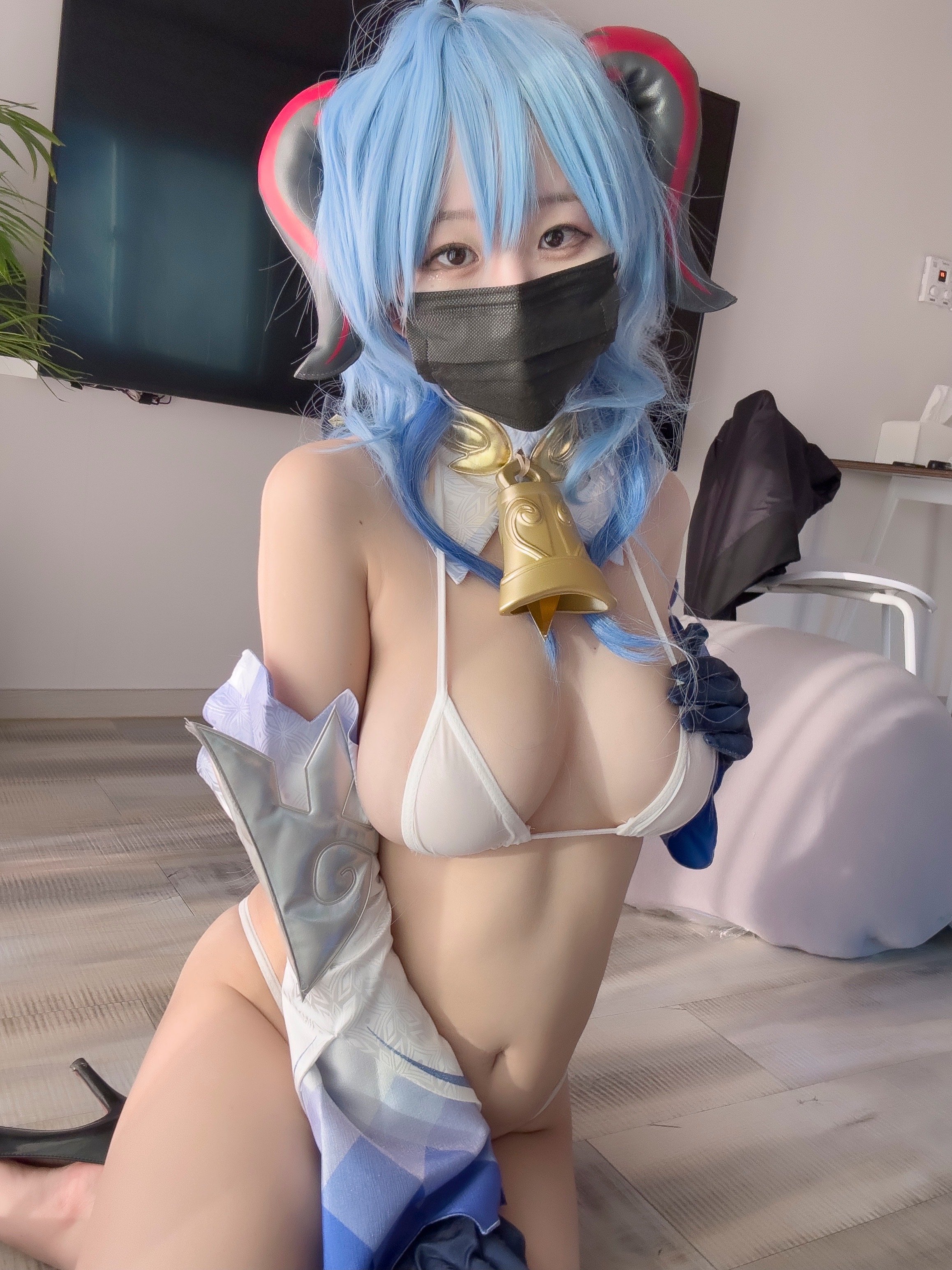 Eve cosplays Ganyu.