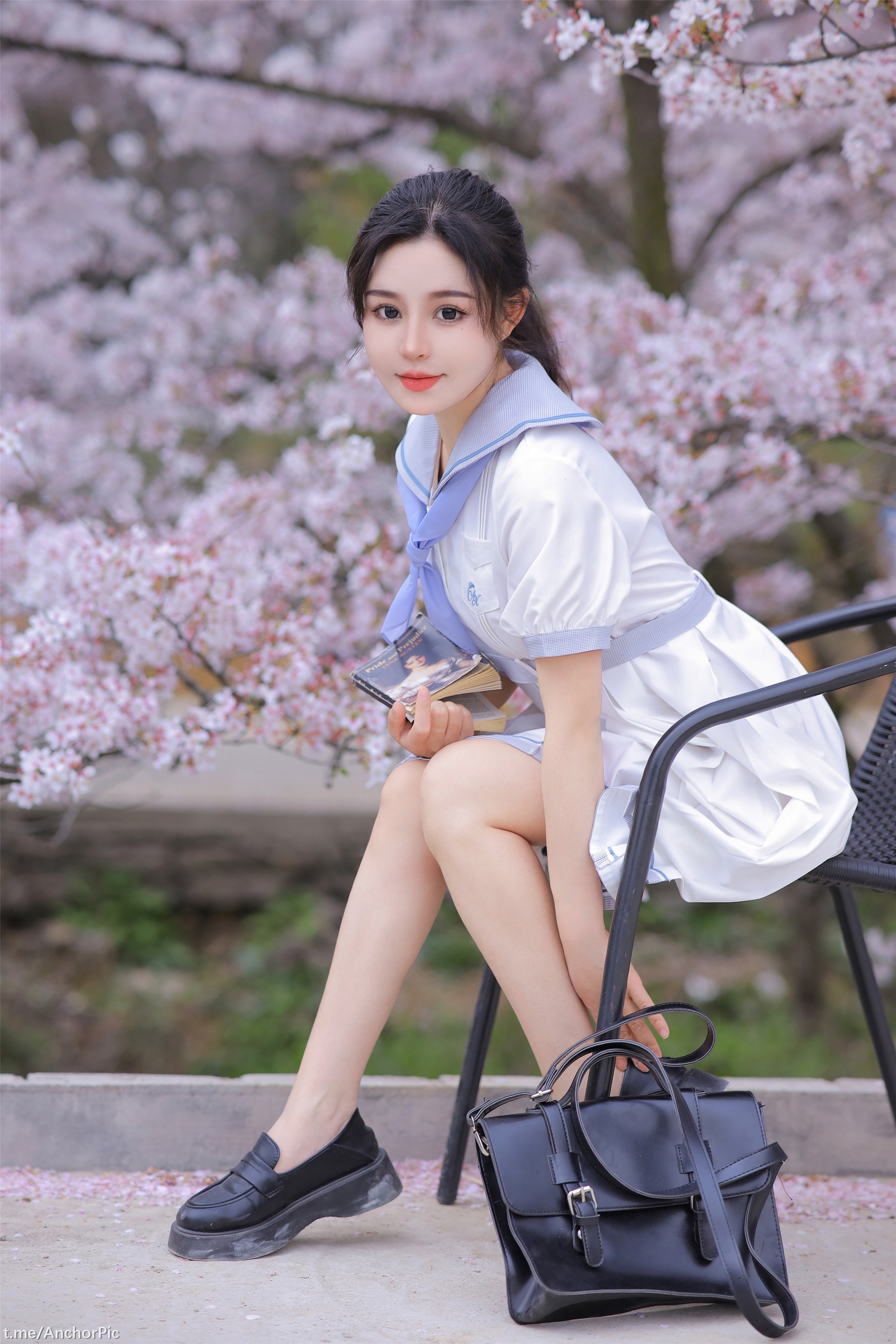Tao Nuan Jiang - On the Way to School 60P