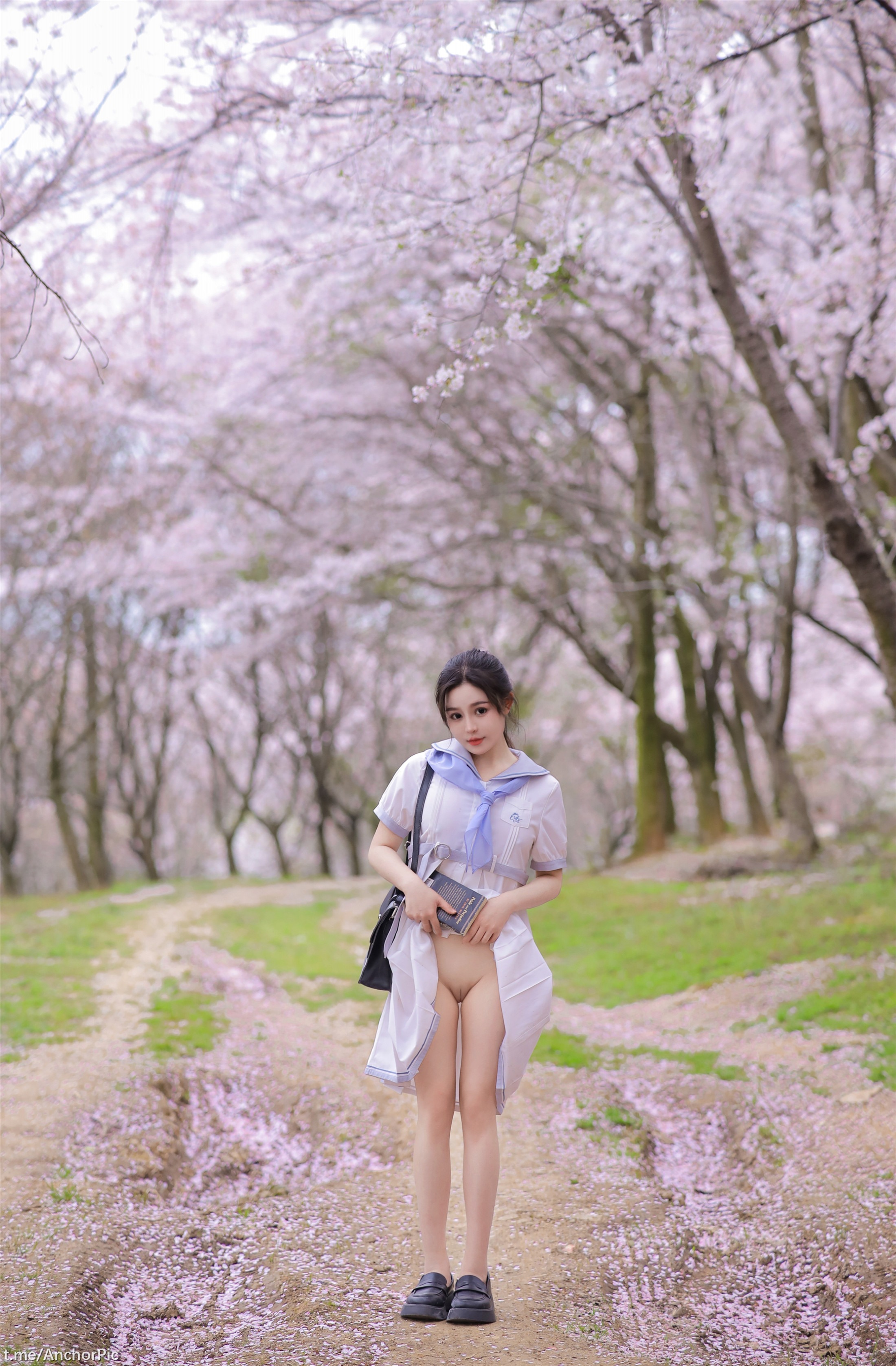 Tao Nuan Jiang - On the Way to School 60P