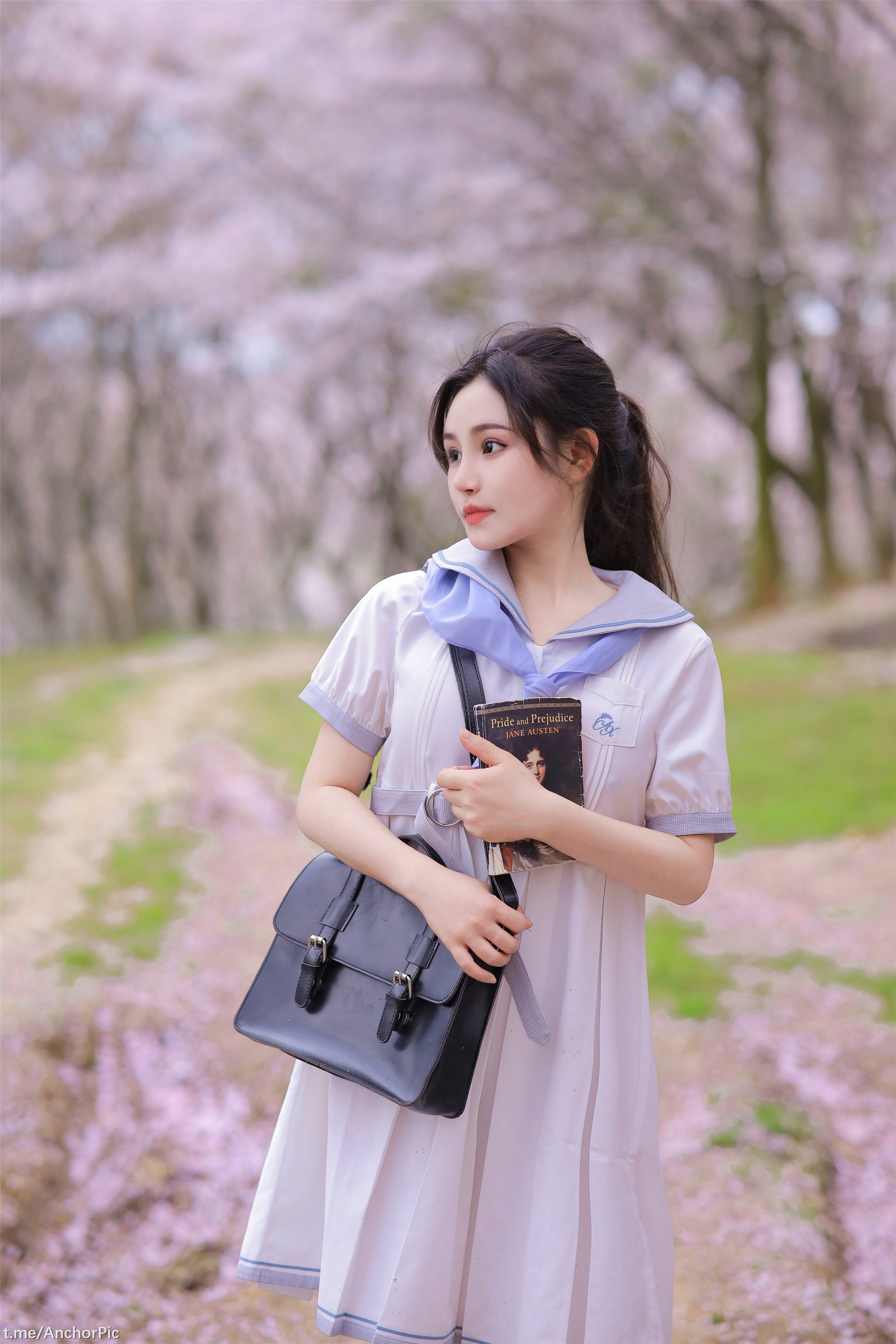 Tao Nuan Jiang - On the Way to School 60P