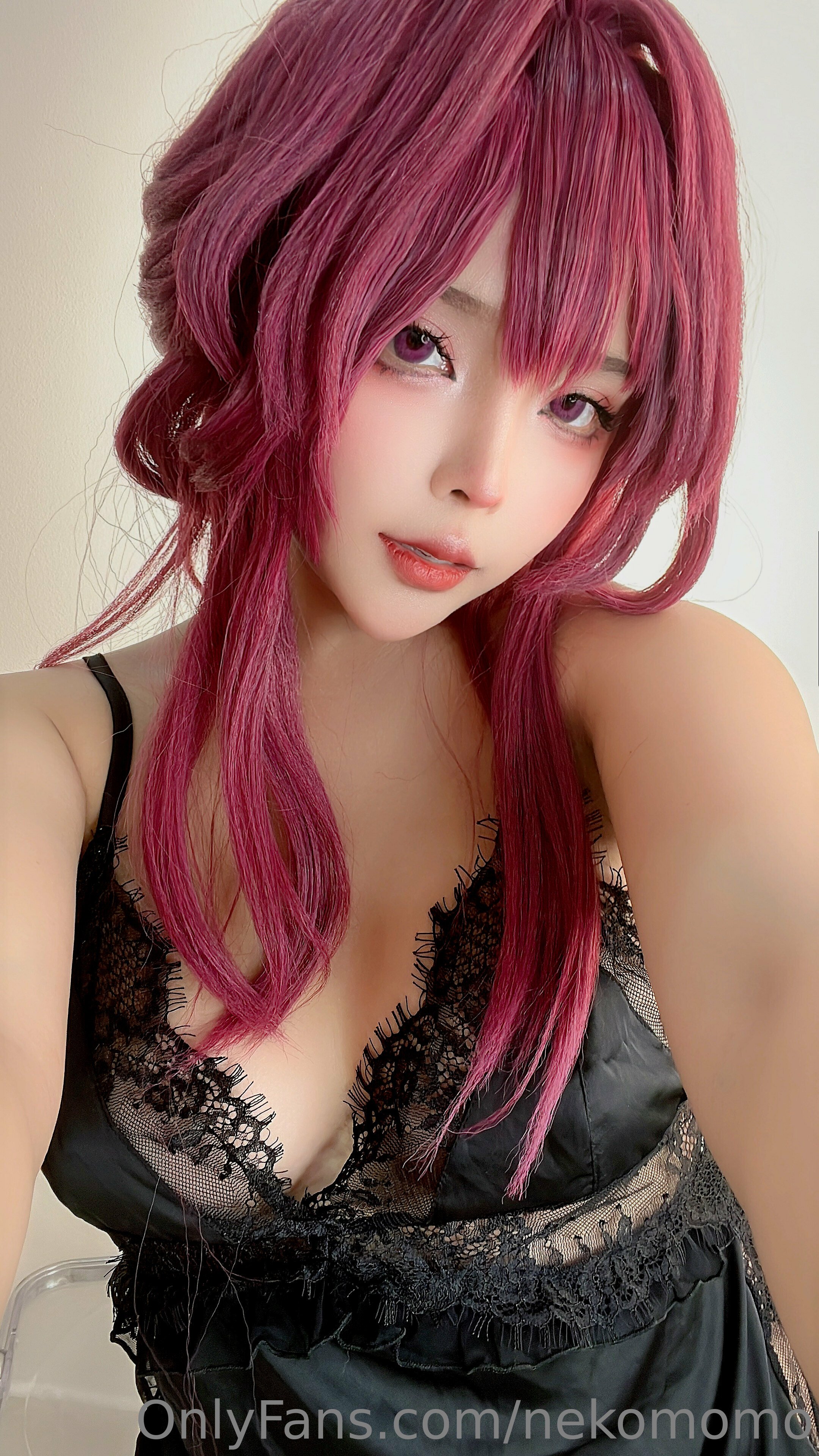 Sayo Momo's cosplay of Kafka from Honkai: Star Rail