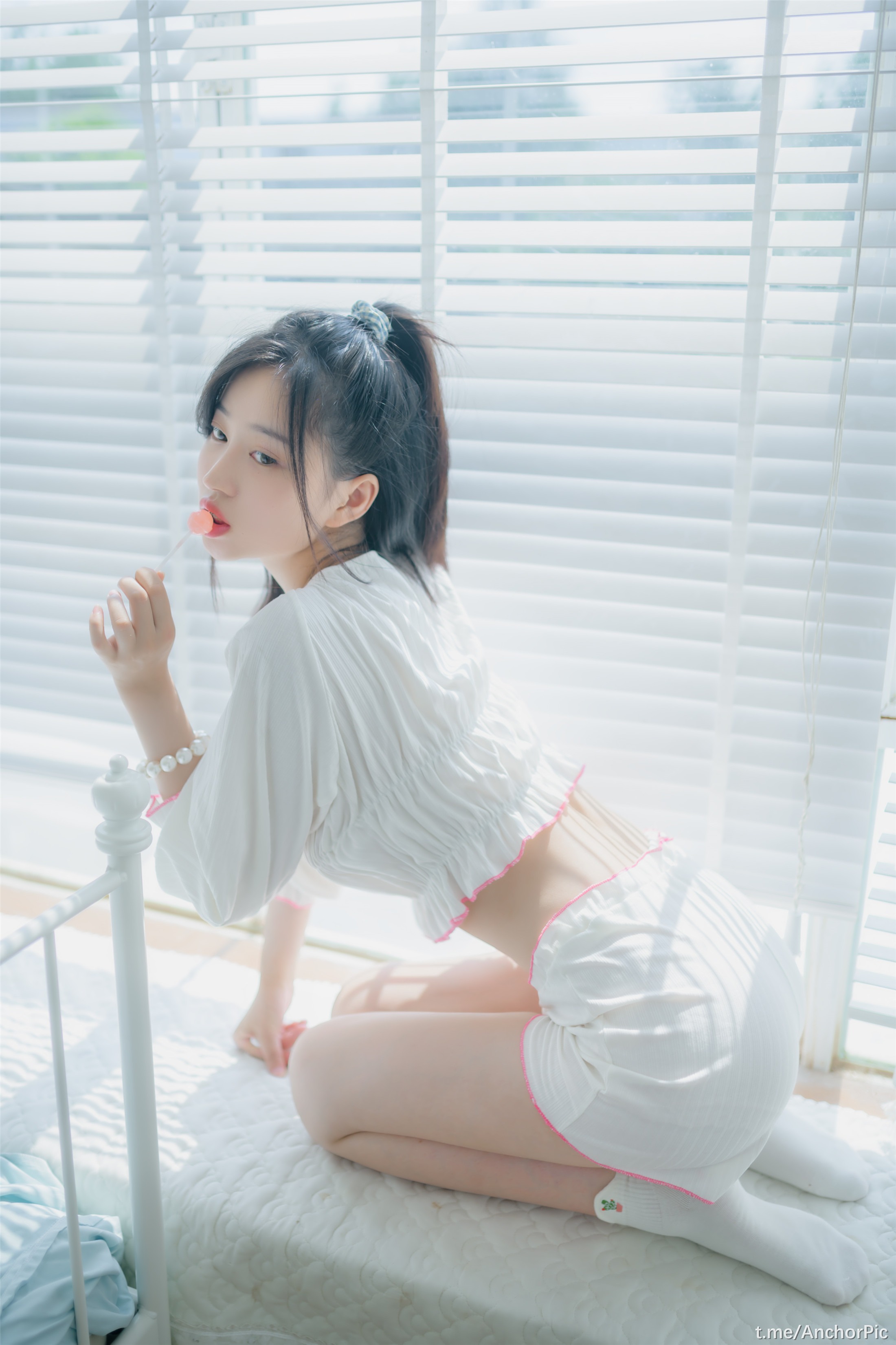 Niên Niên - Cô gái thích ăn kẹo que 35P