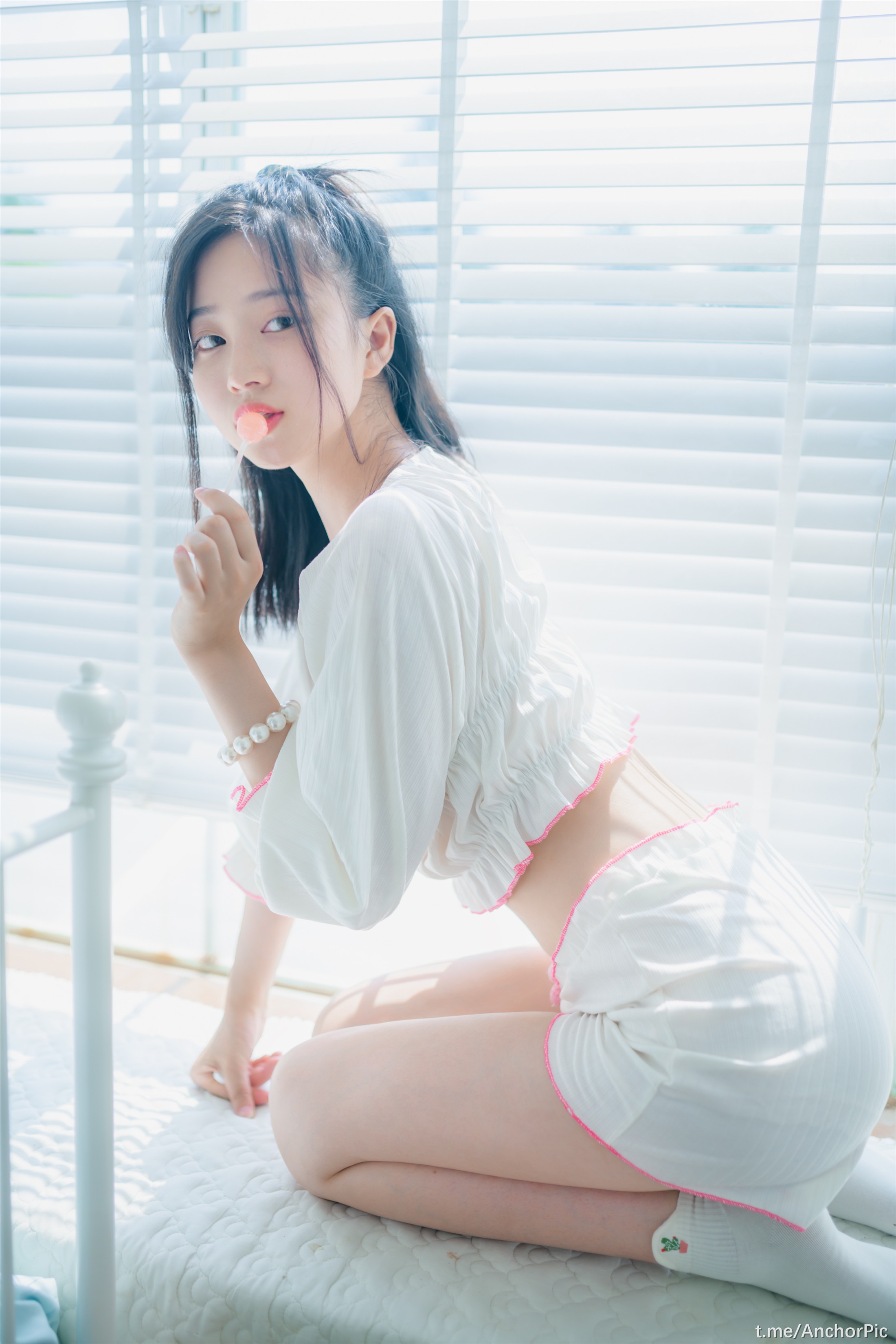 Niên Niên - Cô gái thích ăn kẹo que 35P