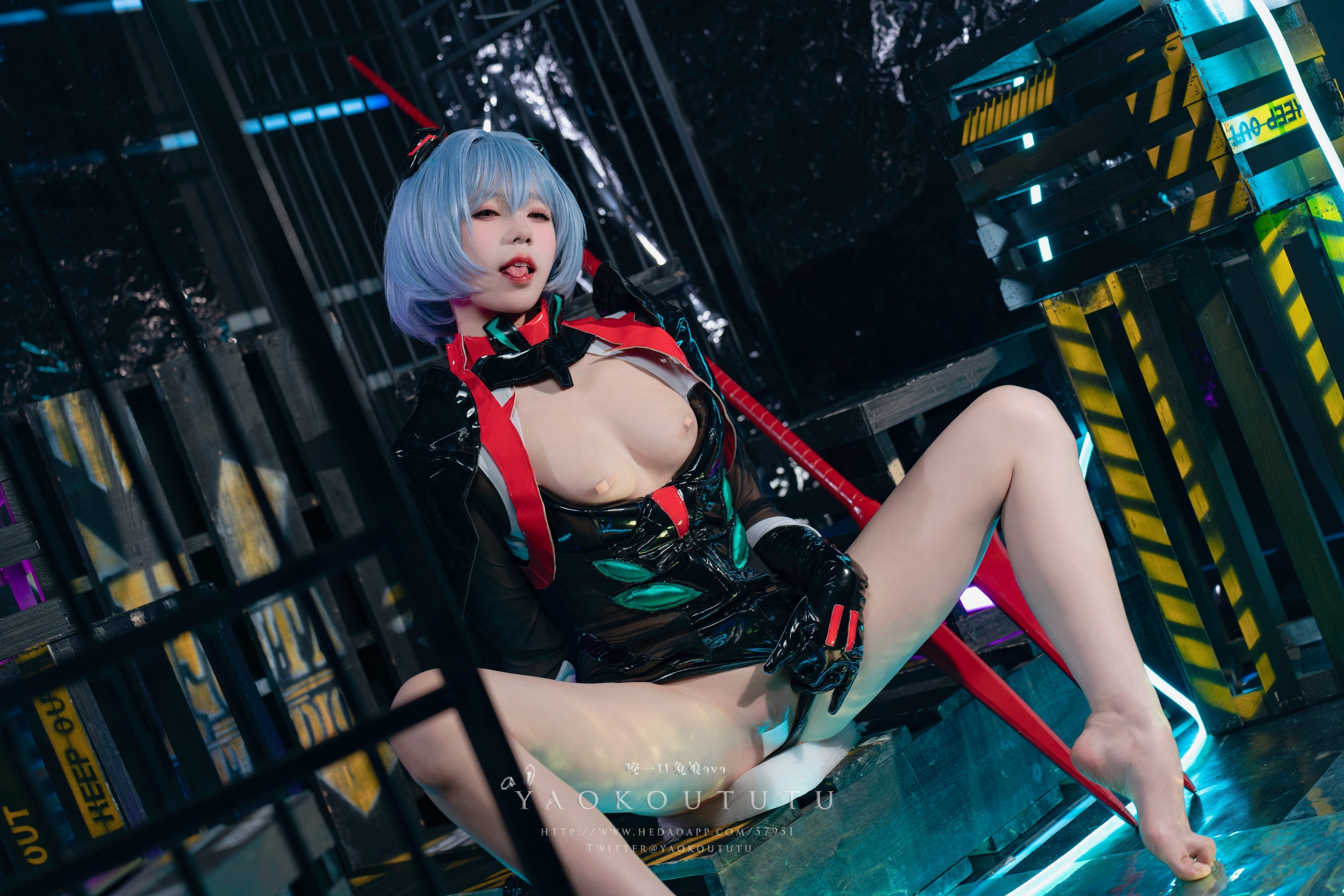 Take a bite of the bunny girl ovo - Black Lingbo