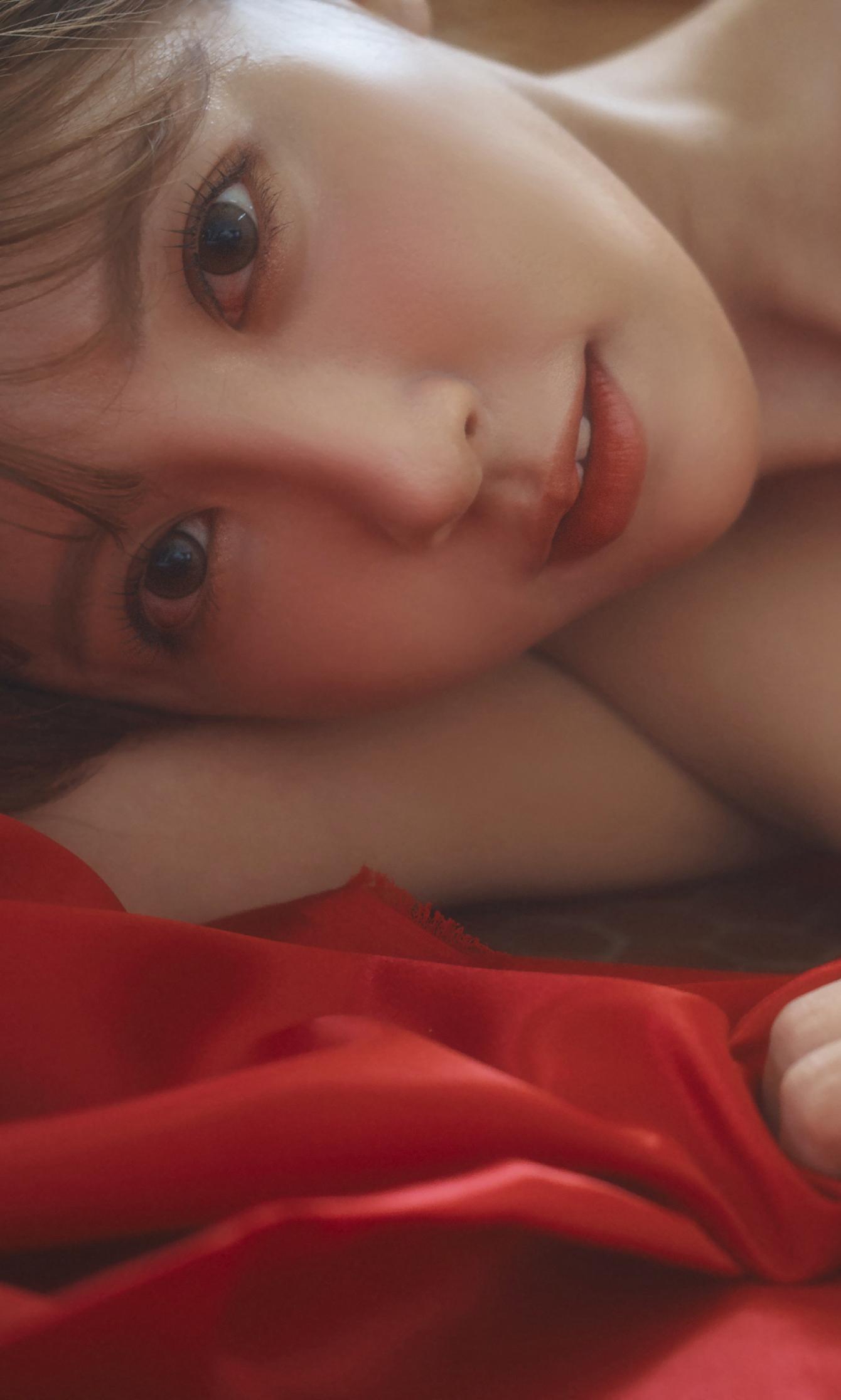 หนังสือภาพของ ยูอา มิคามิ 'Your DOLL' 100 หน้า