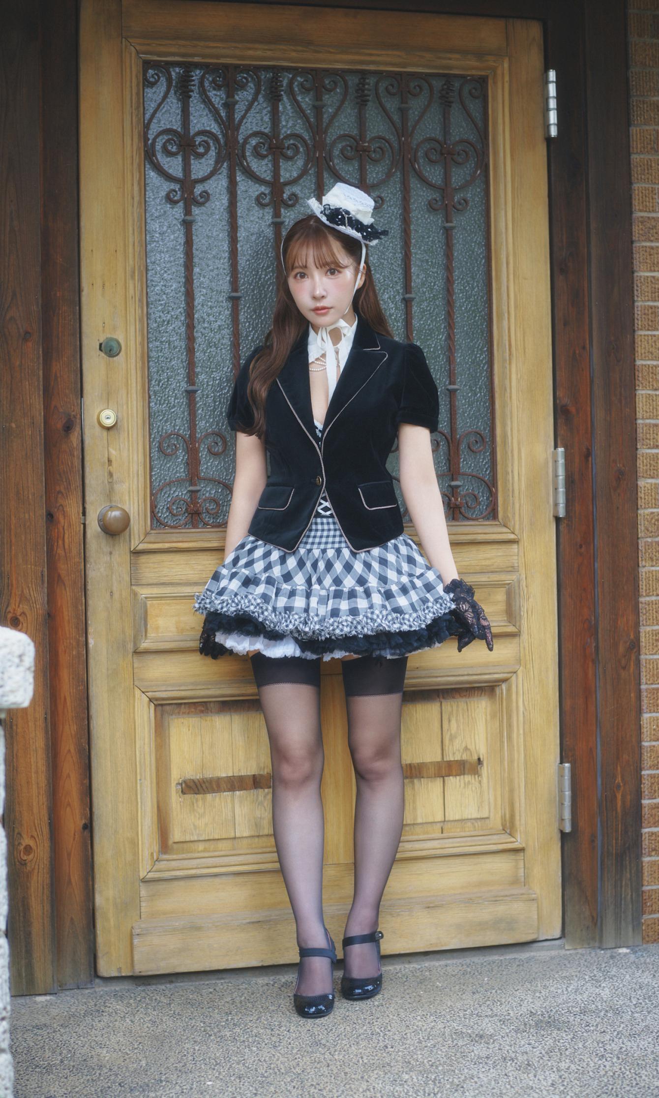 หนังสือภาพของ ยูอา มิคามิ 'Your DOLL' 100 หน้า
