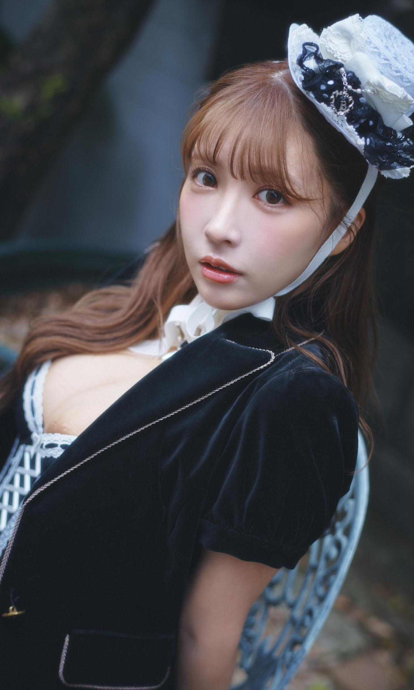 หนังสือภาพของ ยูอา มิคามิ 'Your DOLL' 100 หน้า