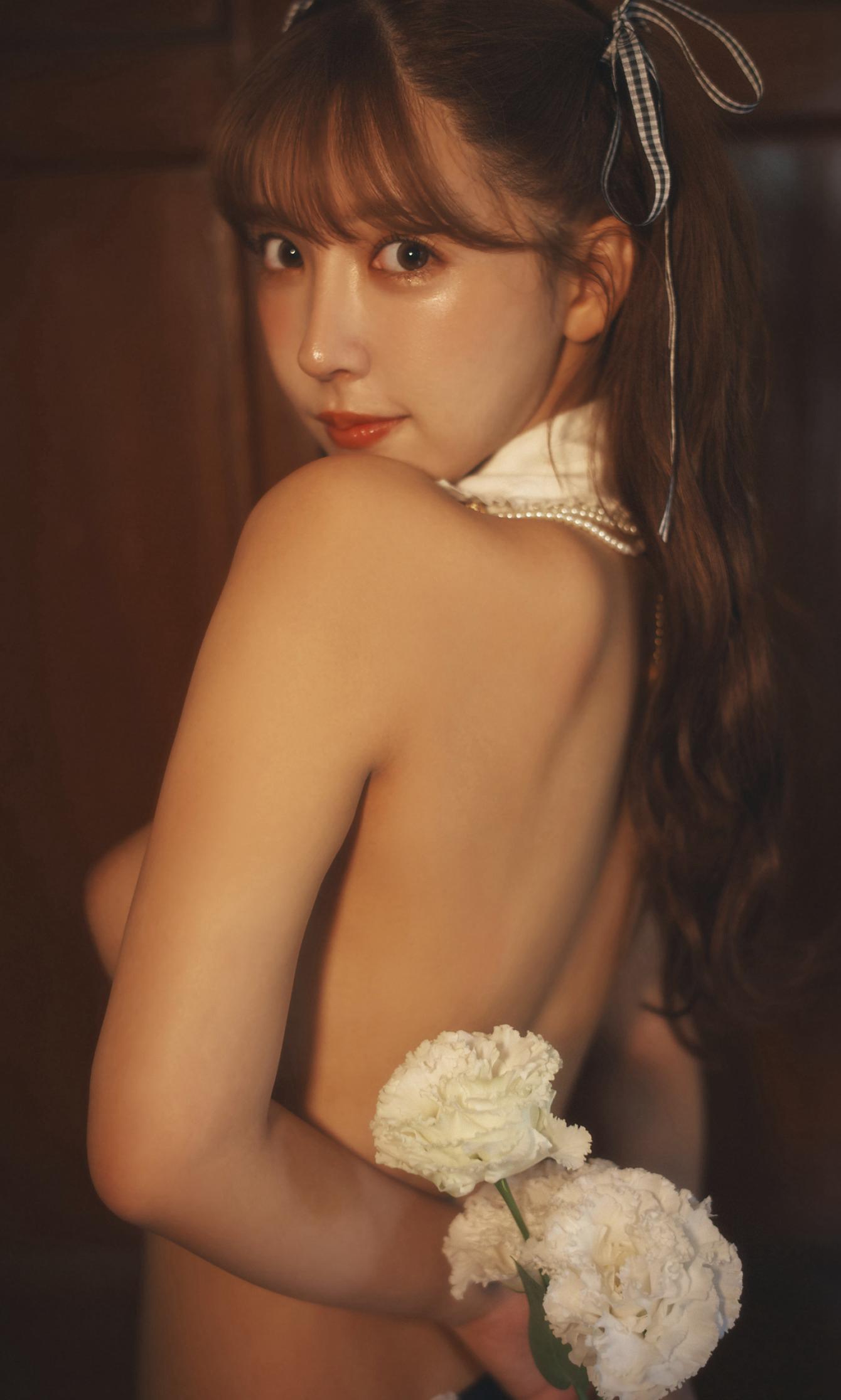 หนังสือภาพของ ยูอา มิคามิ 'Your DOLL' 100 หน้า