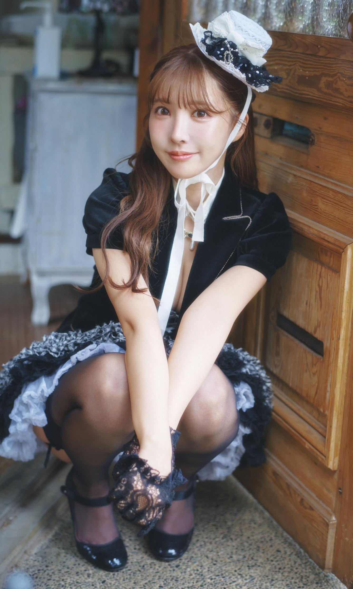 หนังสือภาพของ ยูอา มิคามิ 'Your DOLL' 100 หน้า