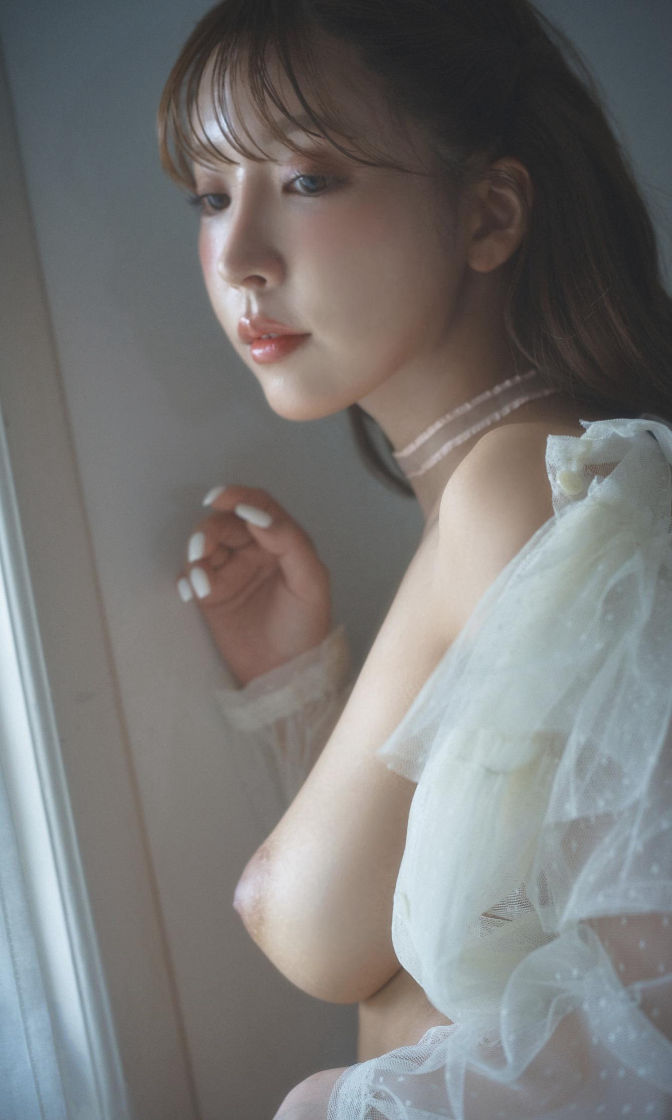 หนังสือภาพของ ยูอา มิคามิ 'Your DOLL' 100 หน้า