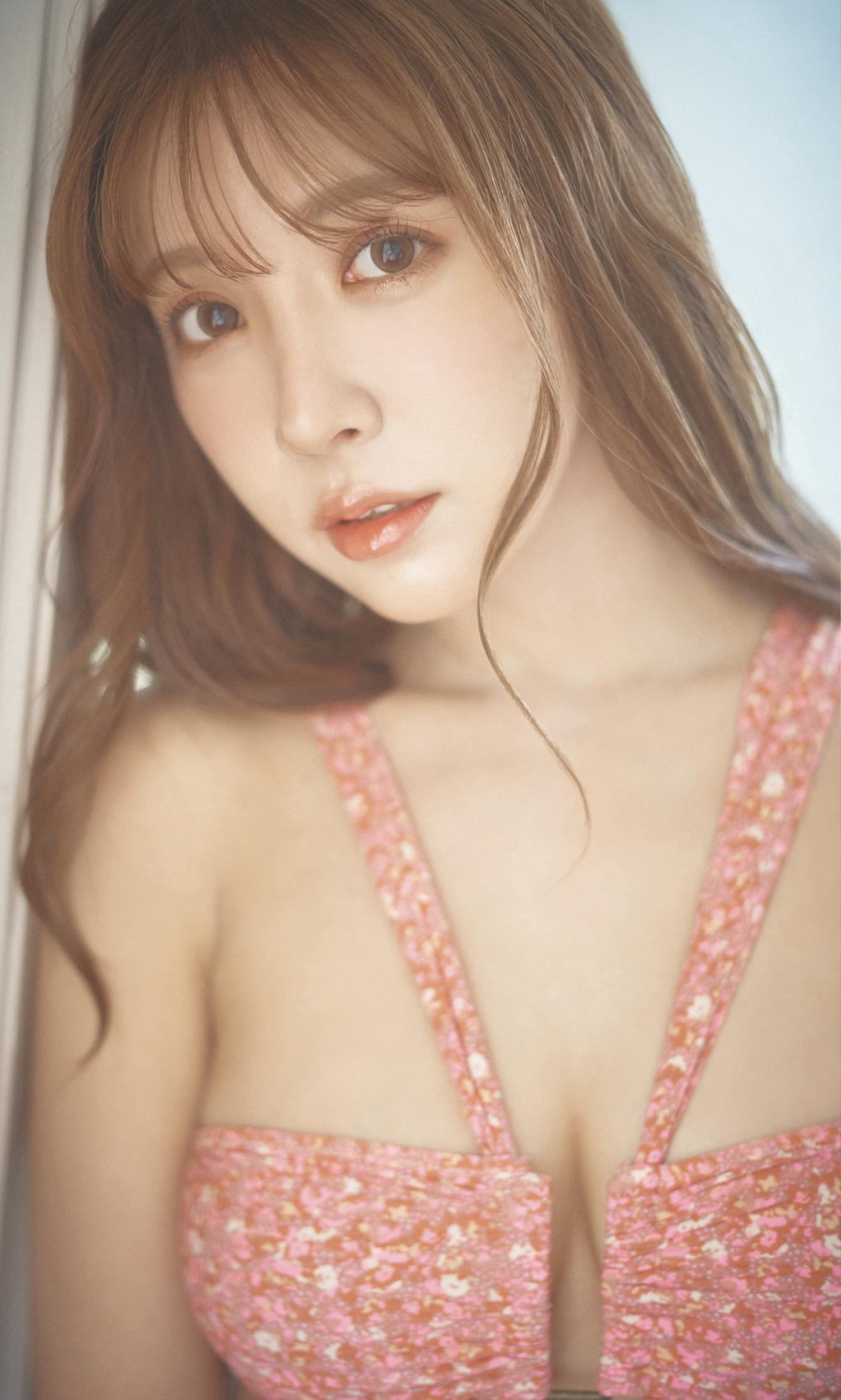 หนังสือภาพของ ยูอา มิคามิ 'Your DOLL' 100 หน้า