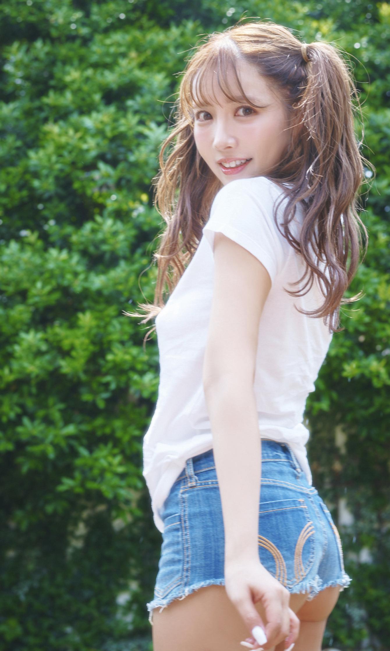 หนังสือภาพของ ยูอา มิคามิ 'Your DOLL' 100 หน้า