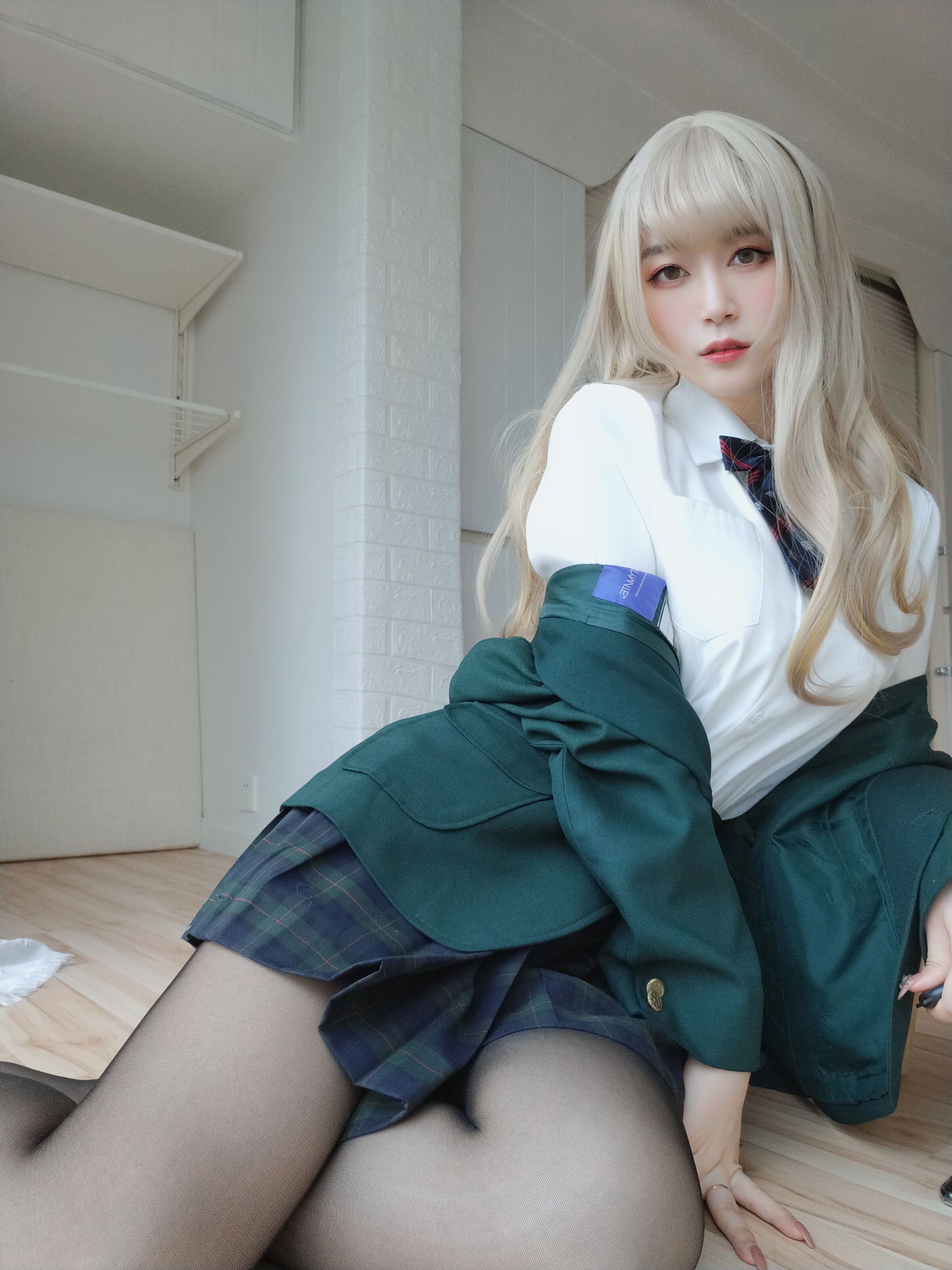 Bạch Ngân 81] Không gian xám