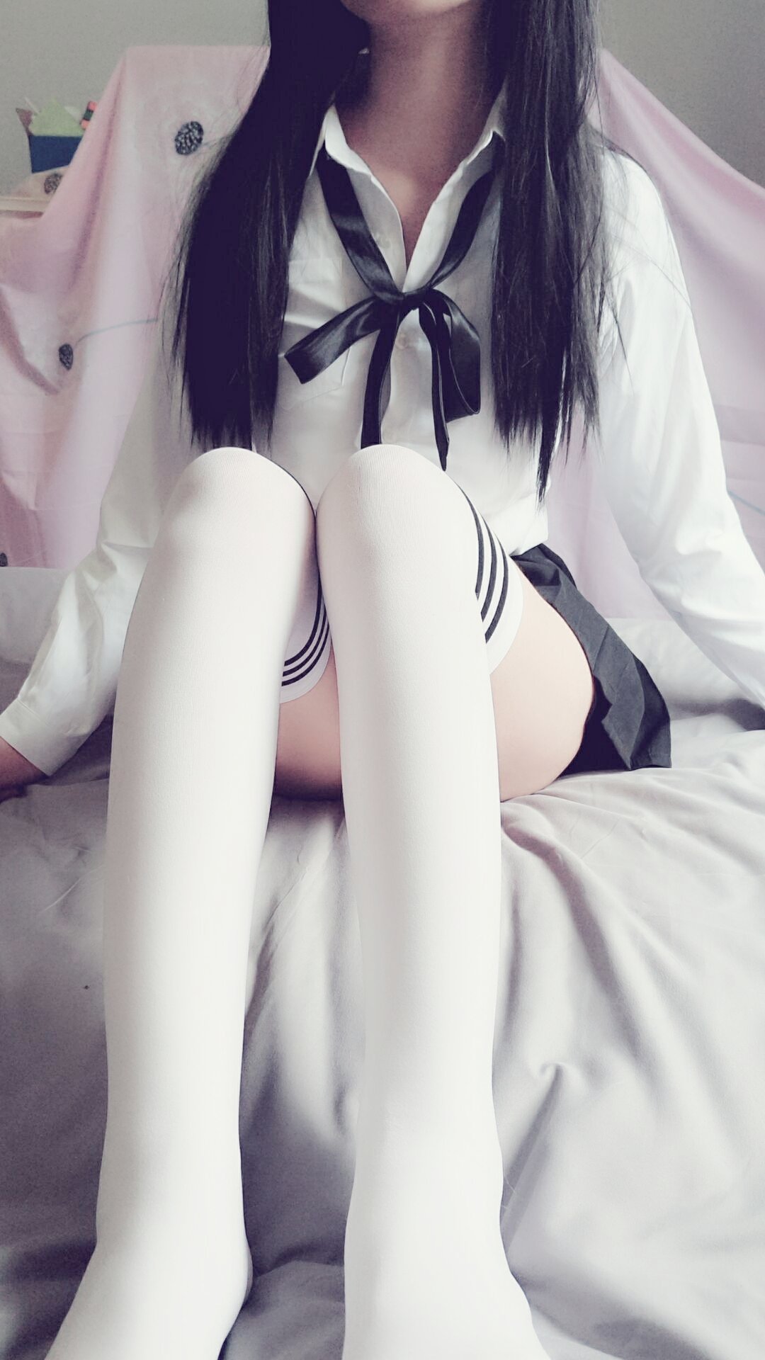 Qian Wu Ying Luo - White Shirt White Socks