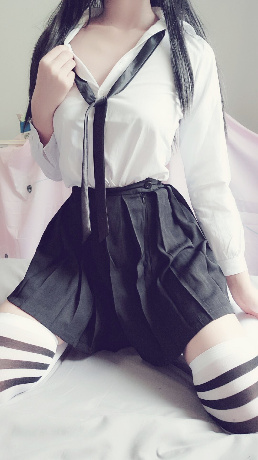 Qian Wu Ying Luo - White Shirt White Socks
