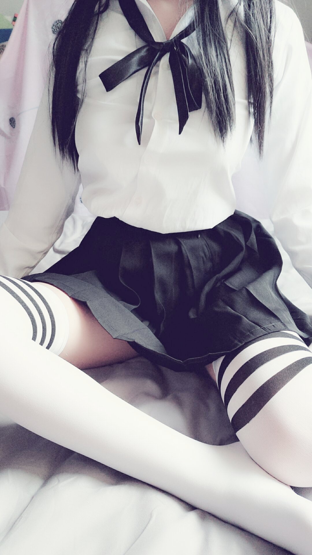 Qian Wu Ying Luo - White Shirt White Socks