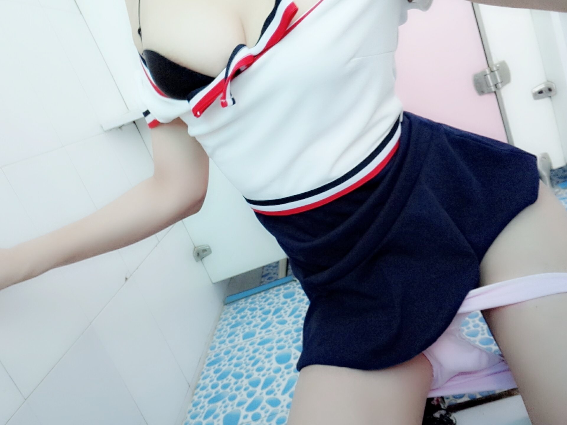 Qian Wu Ying Luo - Underwear Under the Skirt