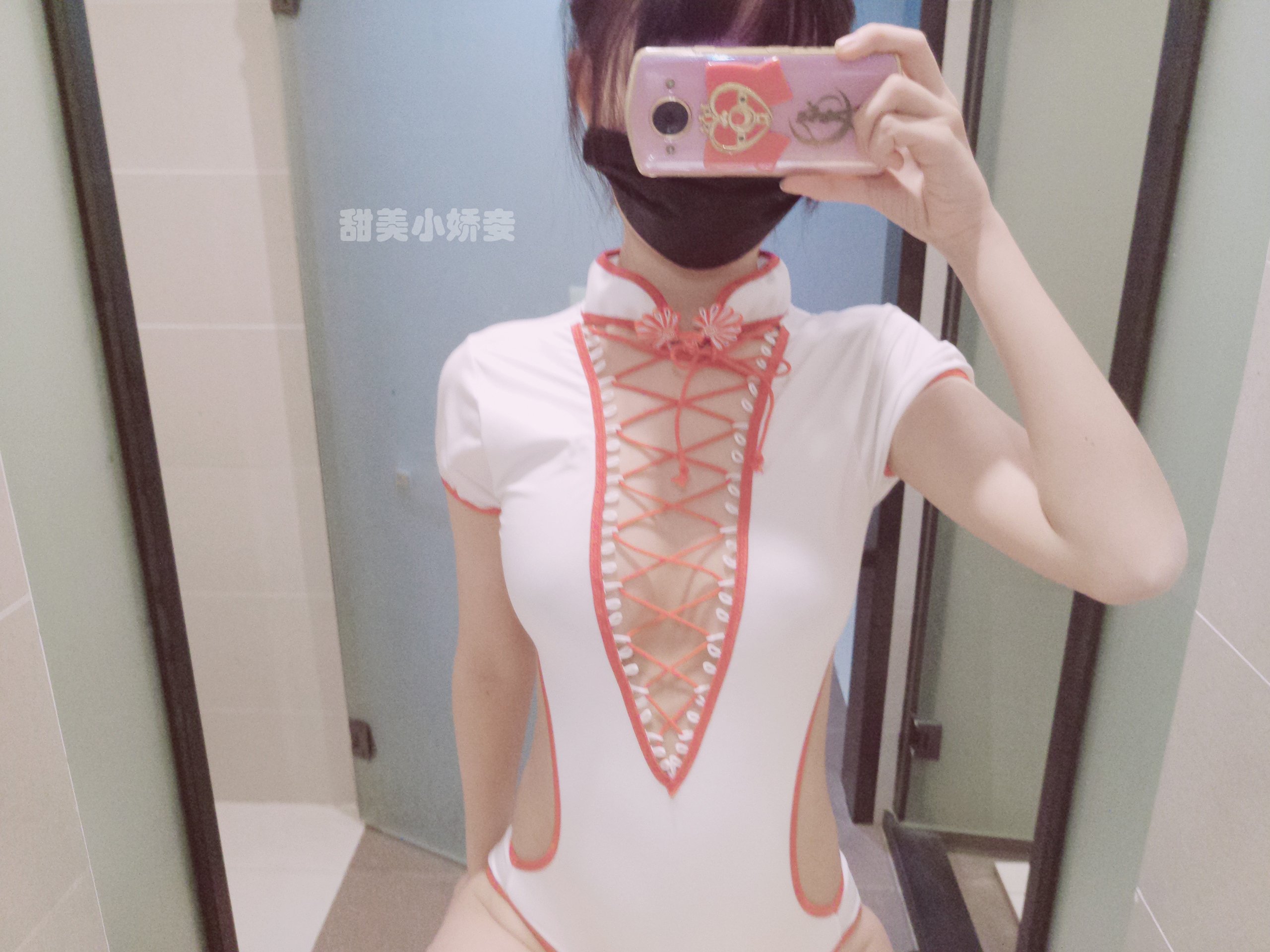 Thẩm Giao Giao (Cô vợ bé ngọt ngào) - Áo tắm màu trắng có khuy đĩa