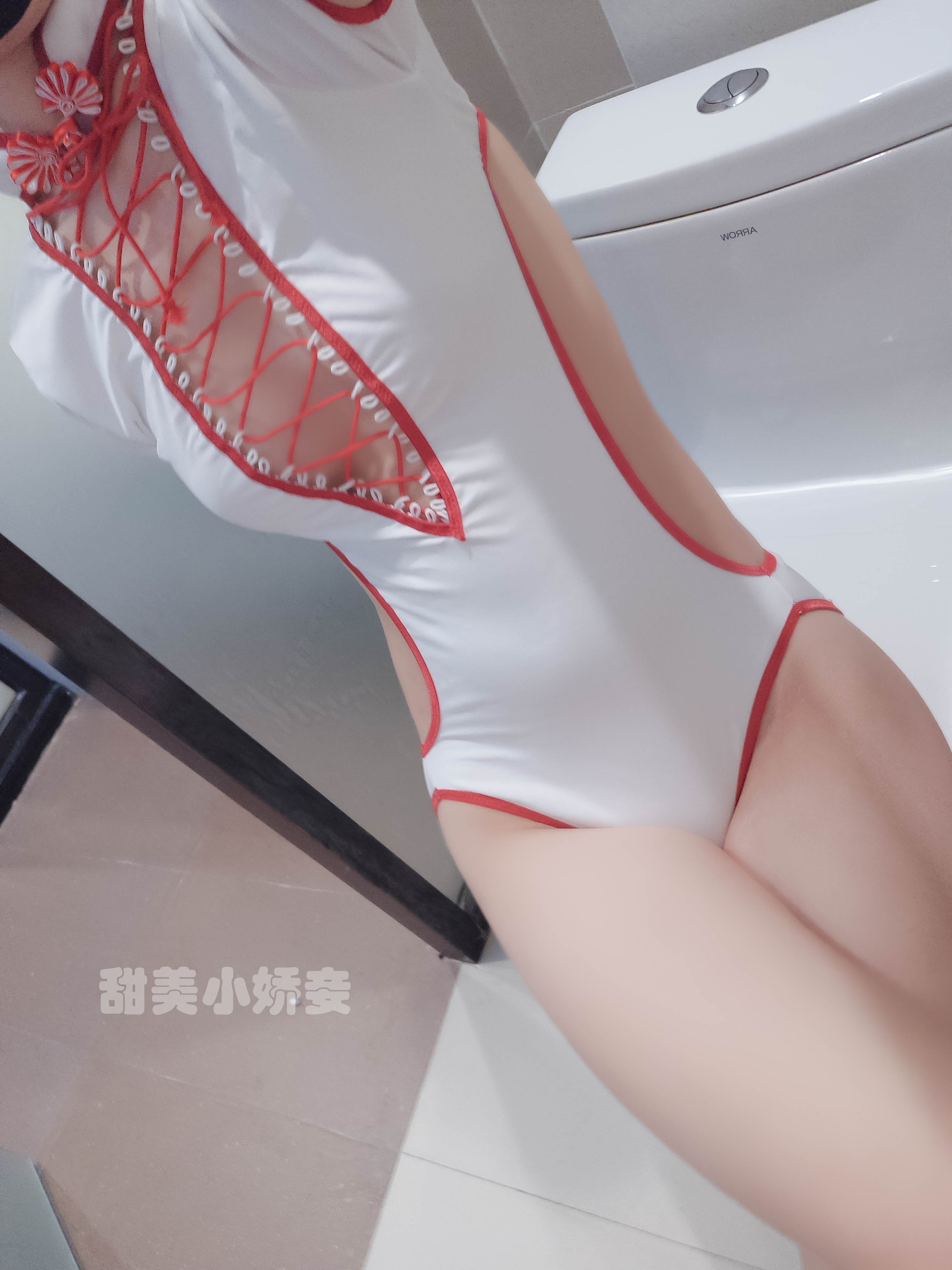 Thẩm Giao Giao (Cô vợ bé ngọt ngào) - Áo tắm màu trắng có khuy đĩa