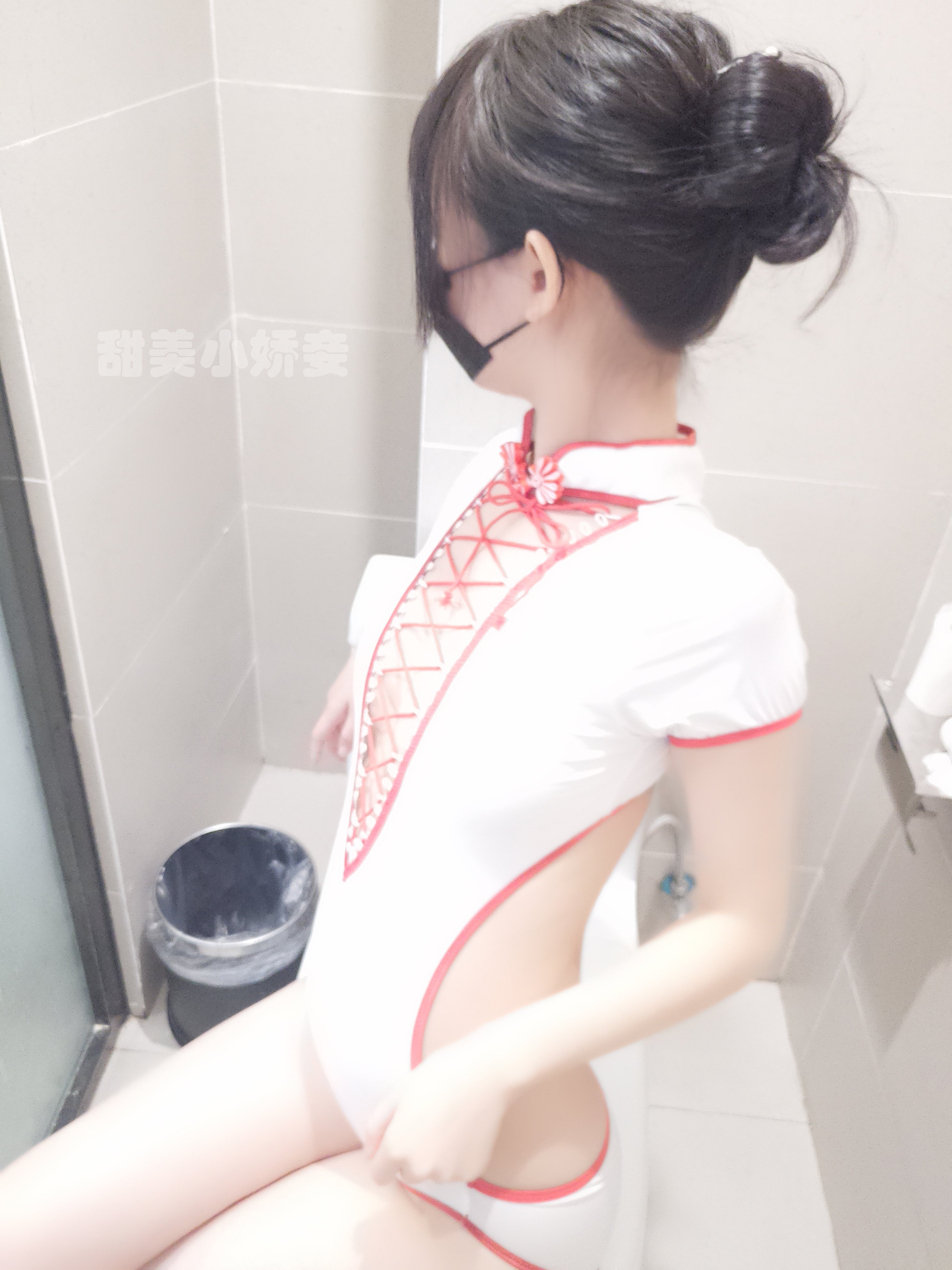 เซิน เจี่ยวเจี่ยว (สาวหวานสวยน้อย) - ชุดว่ายน้ำสีขาวแบบมีปุ่ม