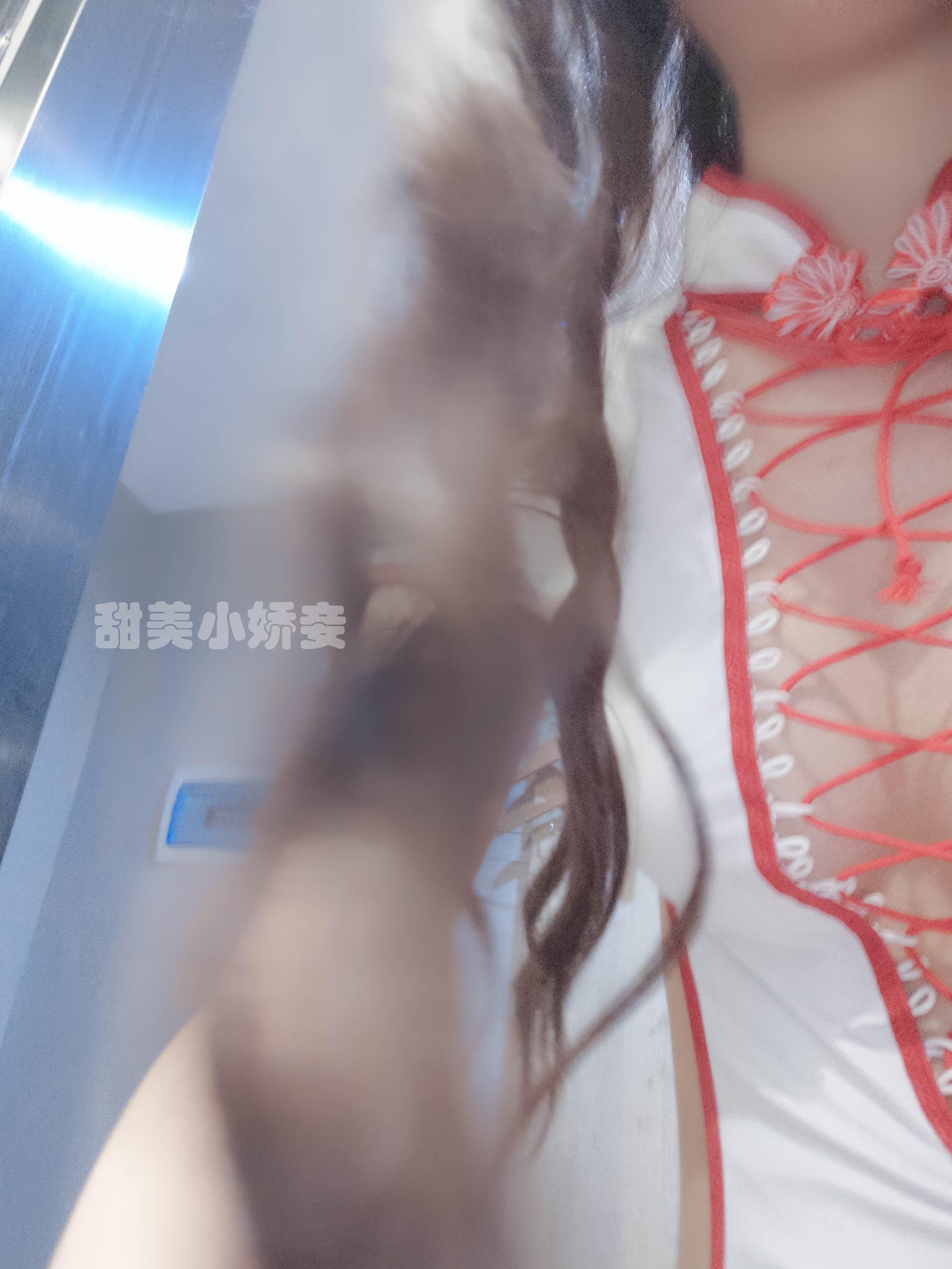 沈嬌嬌(甜美小嬌妾) - 白色扣盤泳衣
