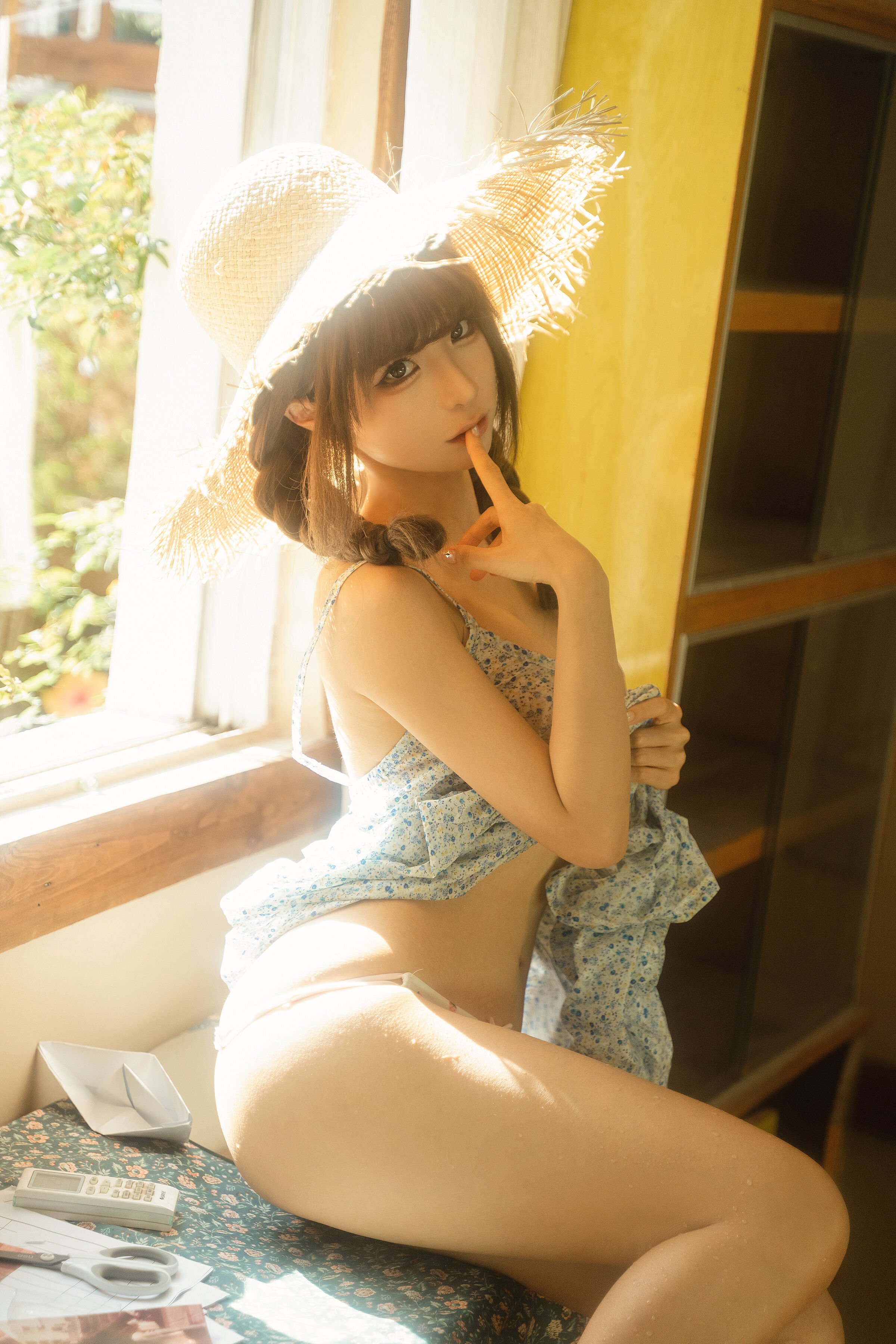 Chun Mo Mo - "Hanging Clothes