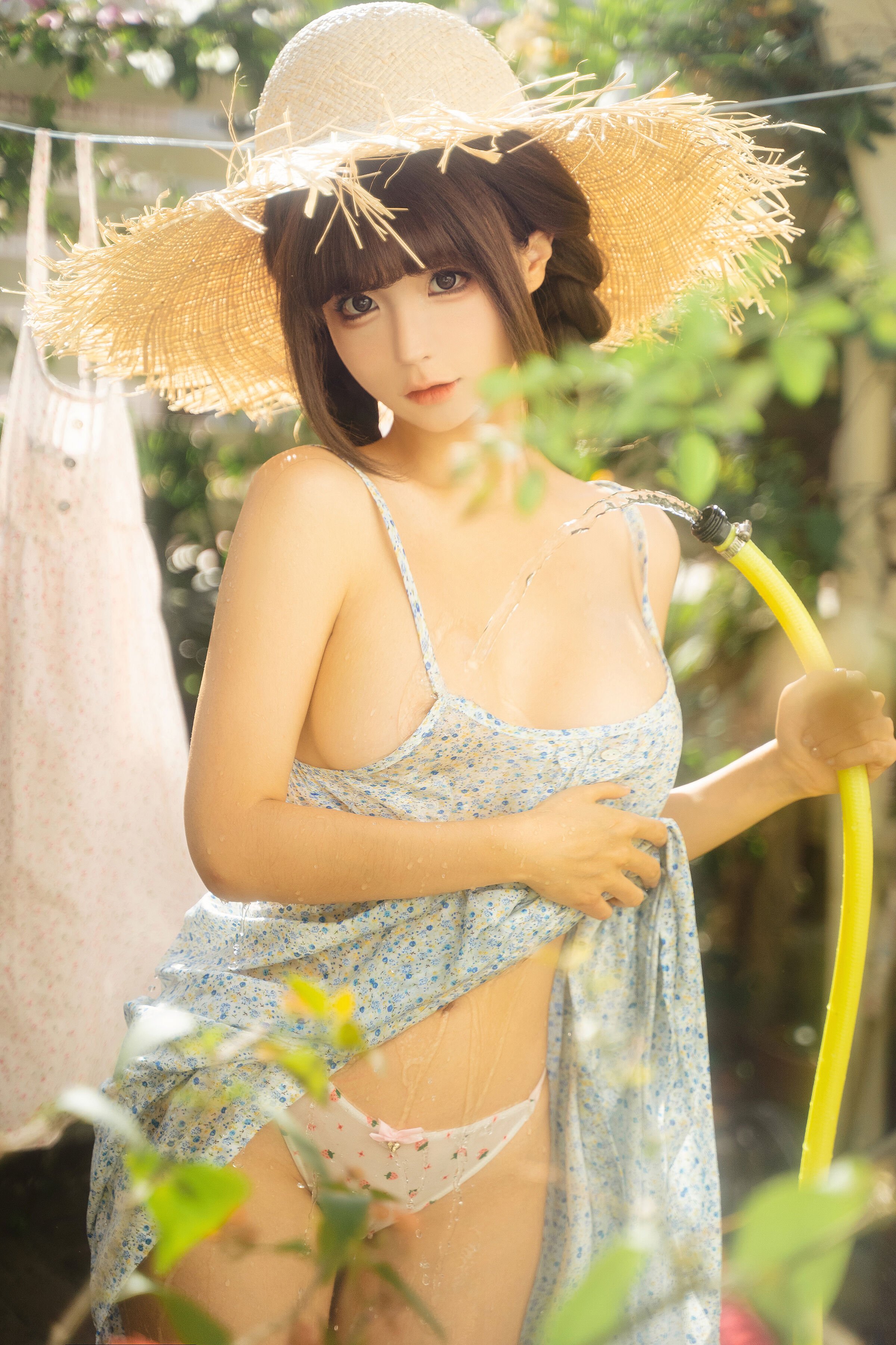 Chun Mo Mo - "Hanging Clothes