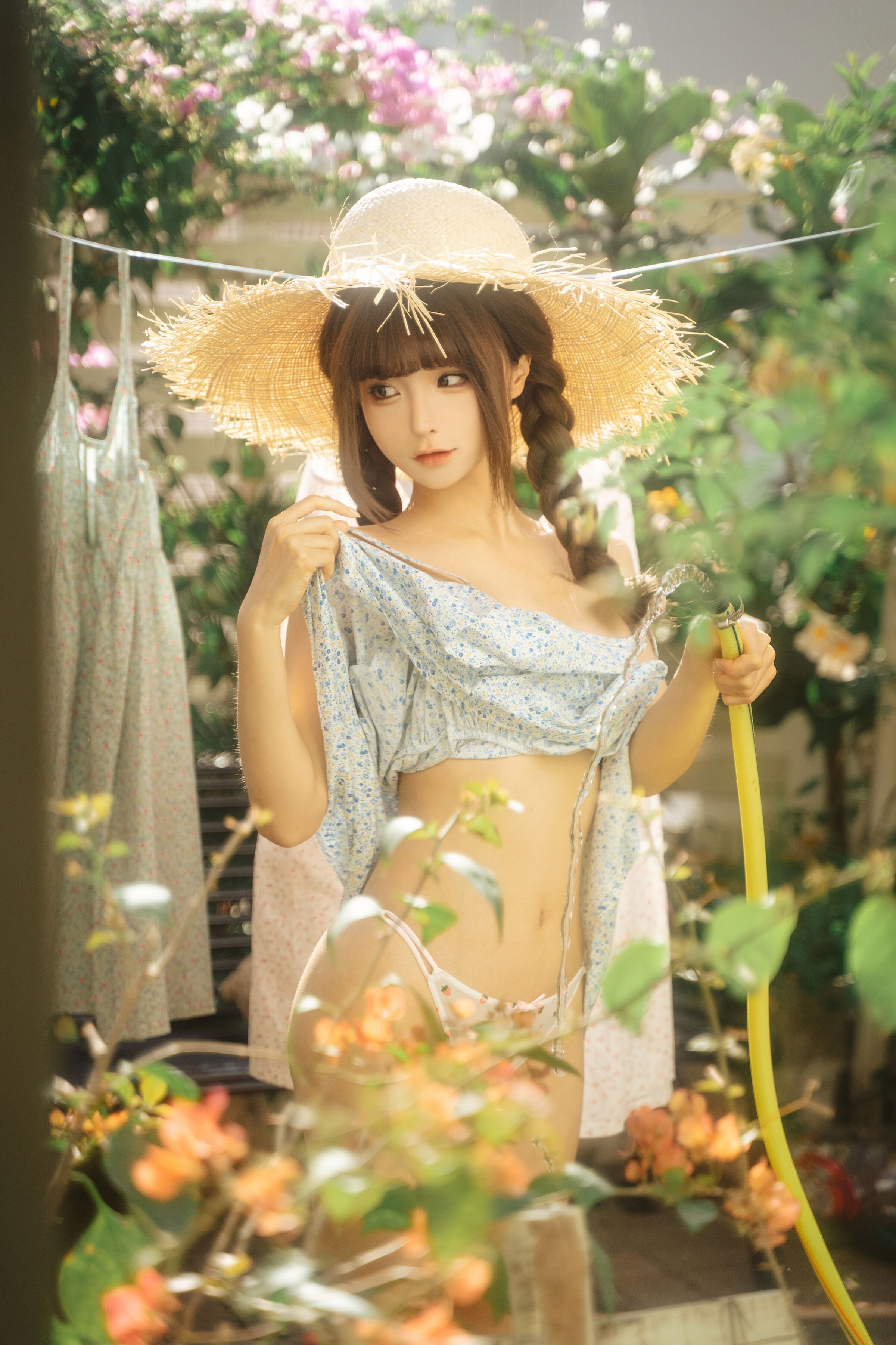 Chun Mo Mo - "Hanging Clothes