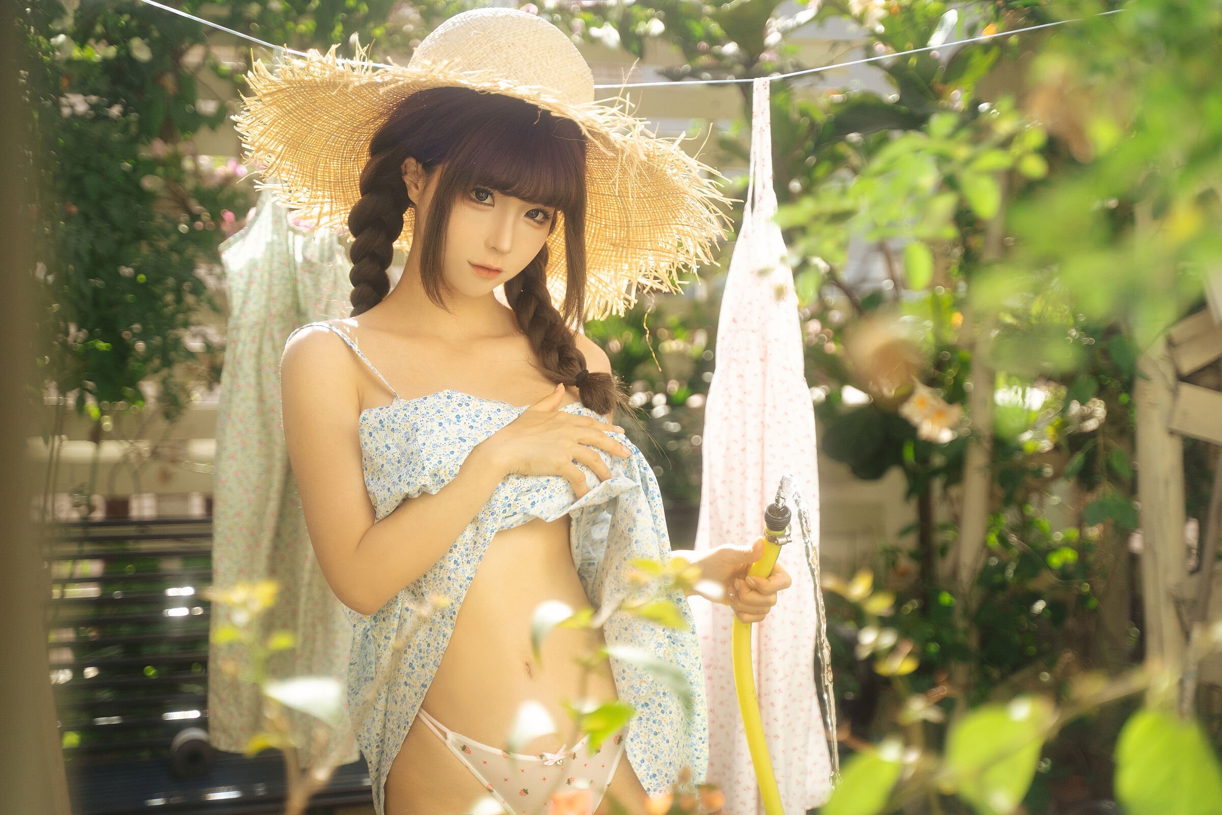 Chun Mo Mo - "Hanging Clothes