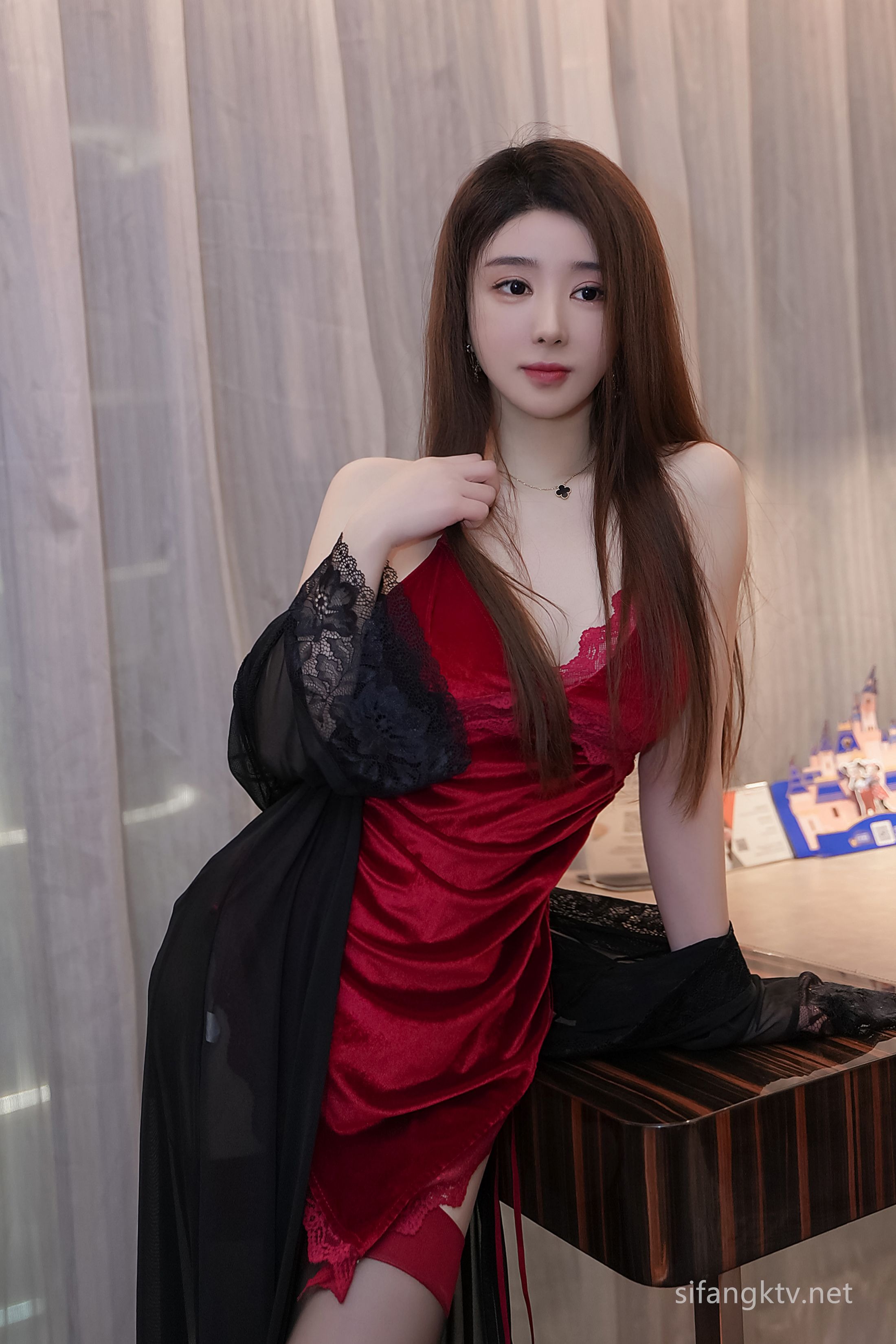 秀คนโมเดล ยูเอ๋อจาง กำหนดเอง 61P